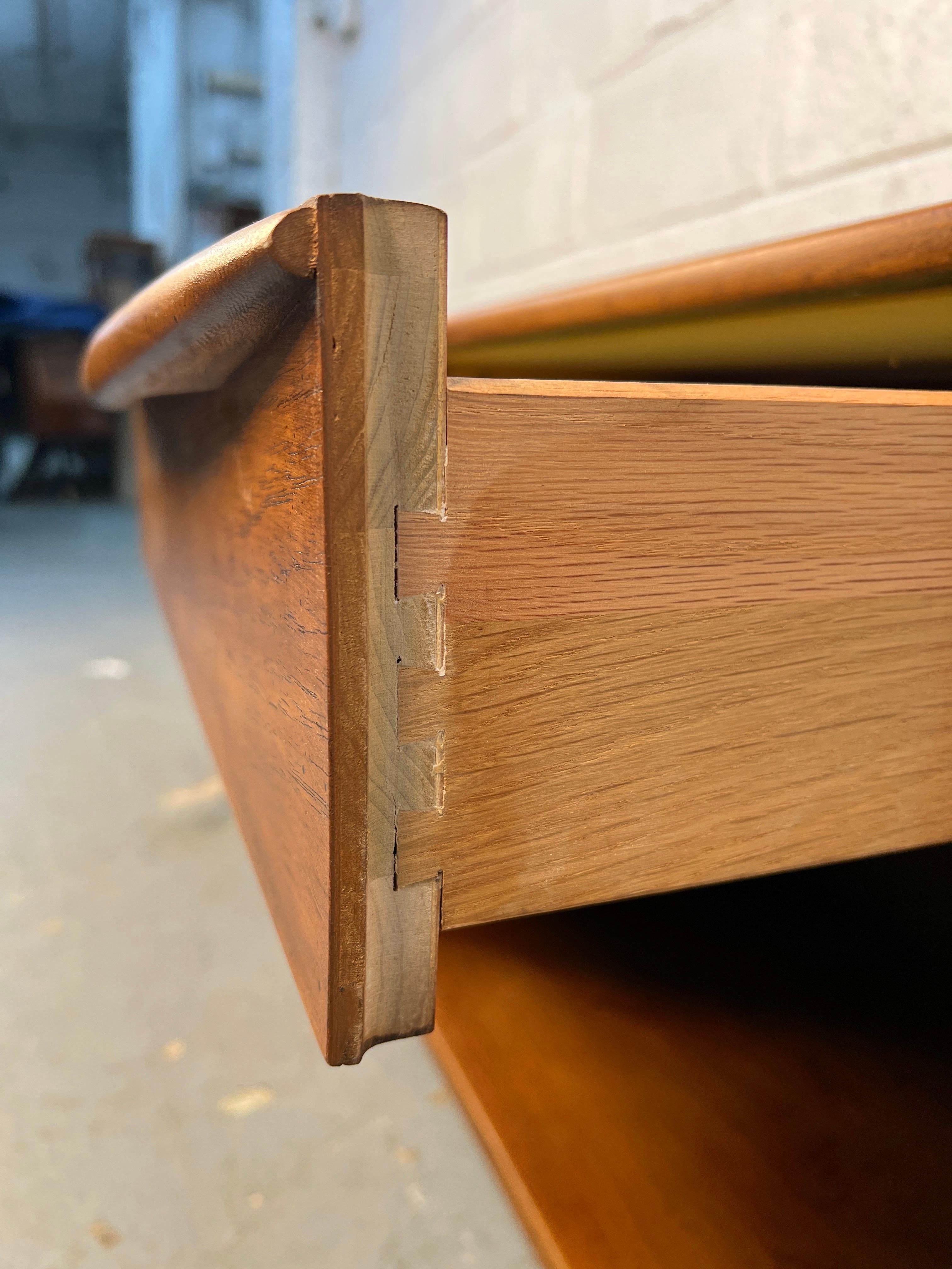 Paire de tables de nuit en noyer modernes du milieu du siècle par Lane Furniture en vente 3