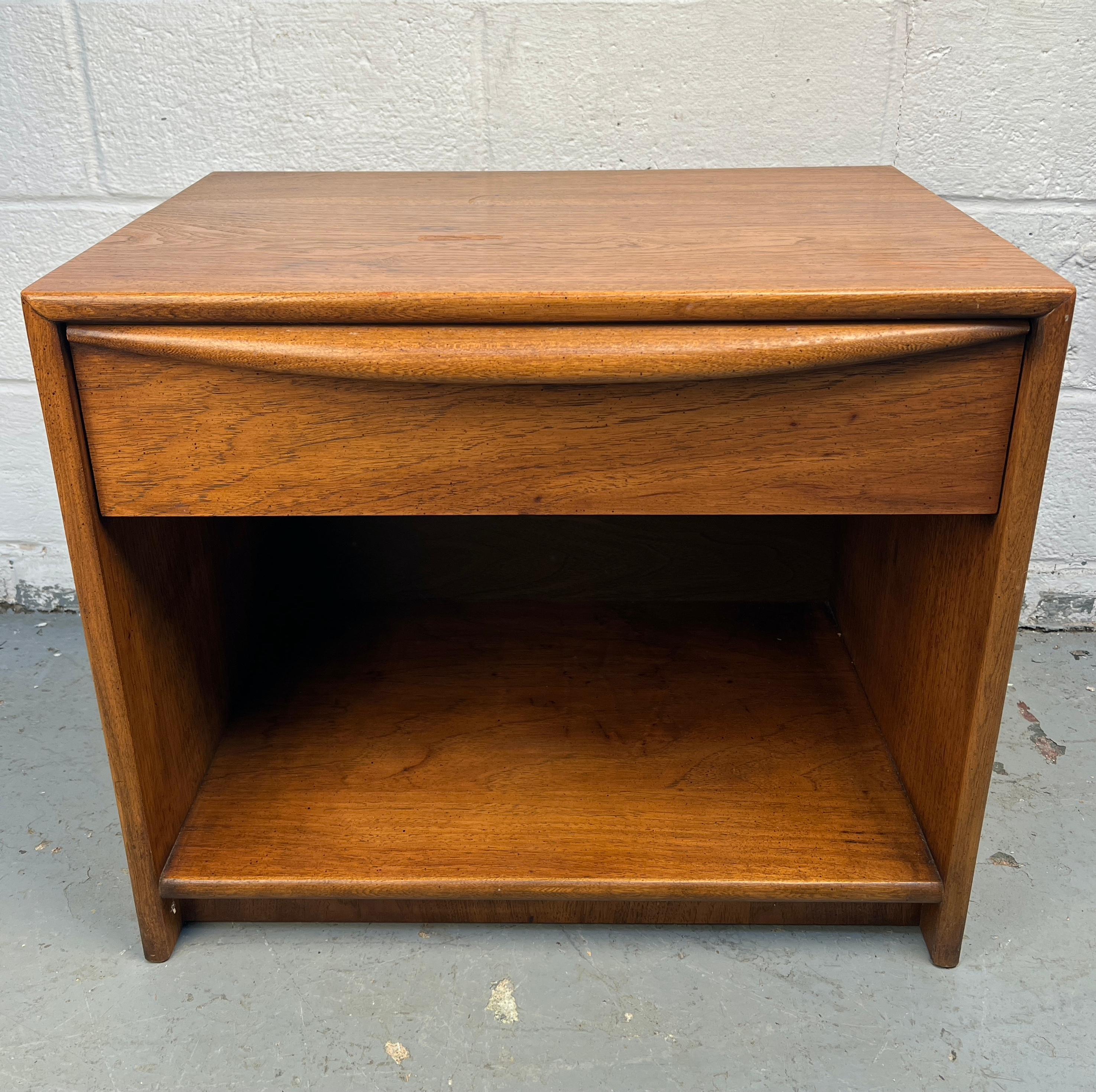 Paire de tables de nuit en noyer modernes du milieu du siècle par Lane Furniture en vente 7