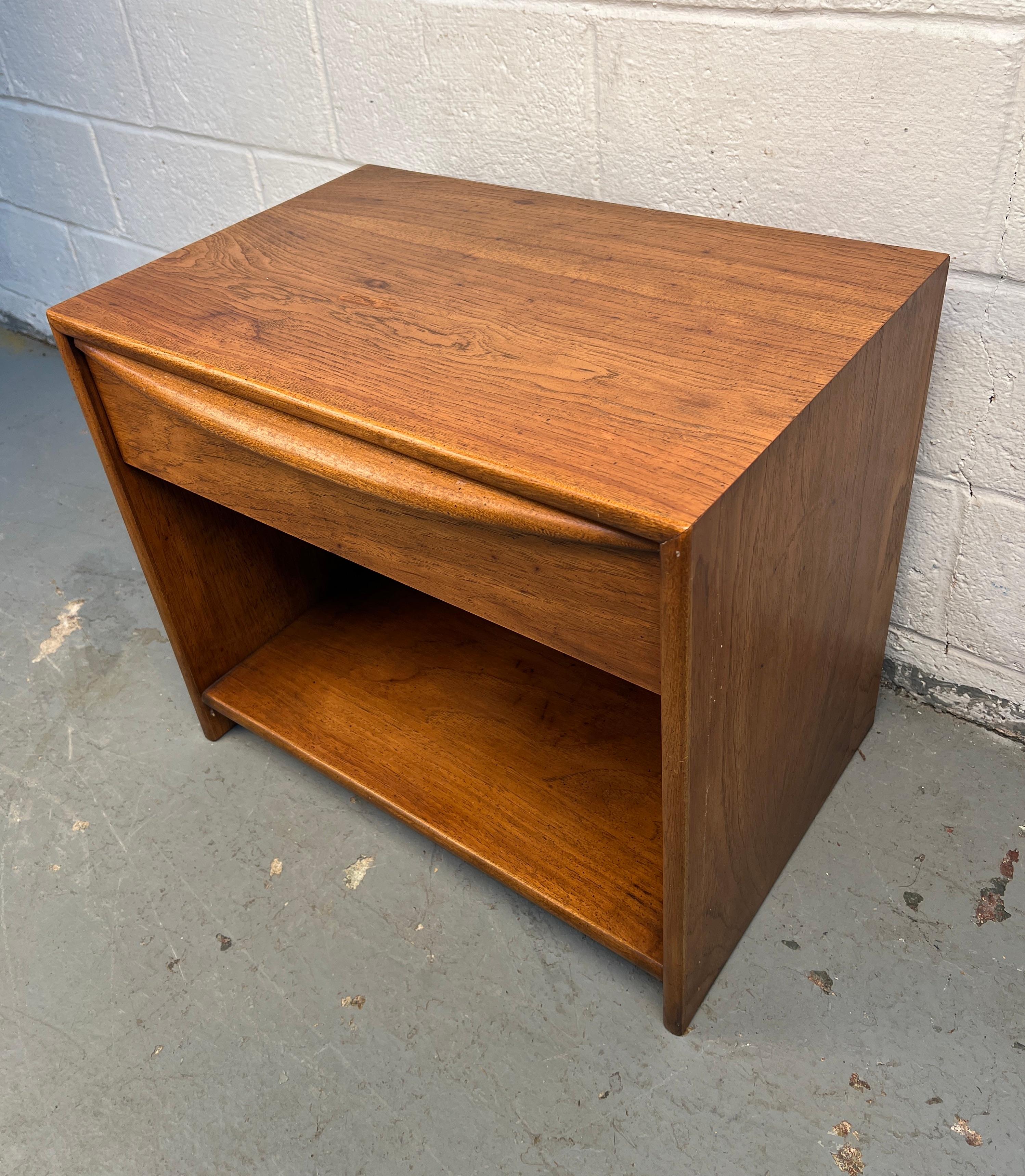 Paire de tables de nuit en noyer modernes du milieu du siècle par Lane Furniture en vente 8