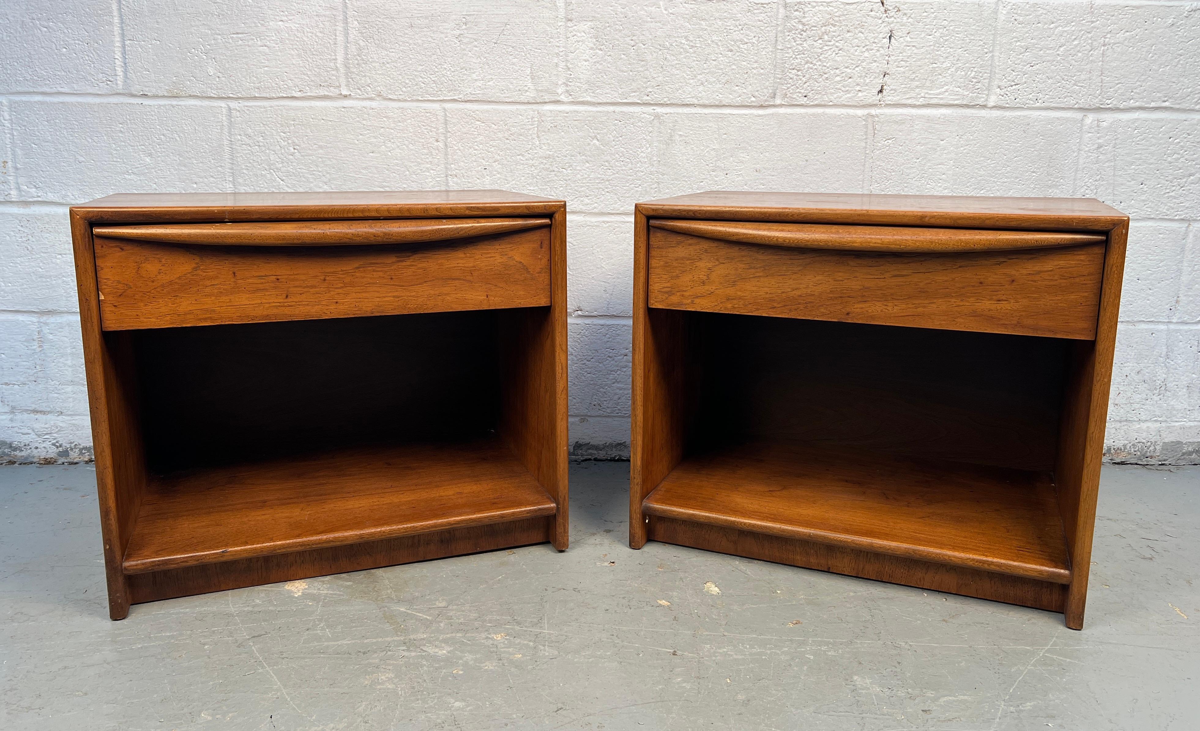 Tables de chevet classiques du milieu du siècle, fabriquées en noyer par Lane Furniture. Avec ses lignes épurées, son riche grain de bois et ses rangements pratiques, cette paire assortie reflète la signature artisanale de Lane et son design