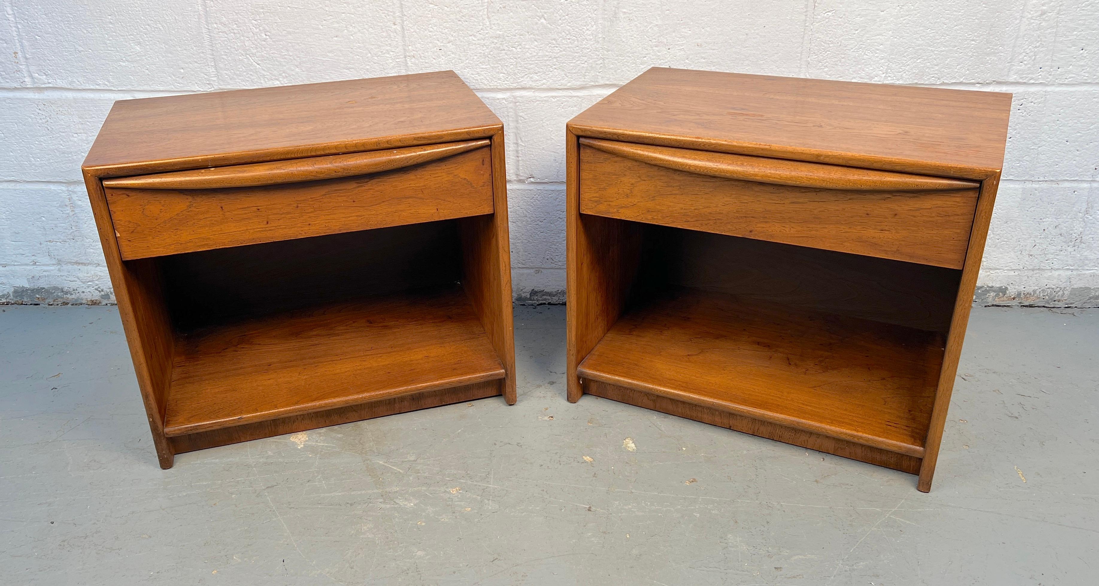 Mid-Century Modern Paire de tables de nuit en noyer modernes du milieu du siècle par Lane Furniture en vente