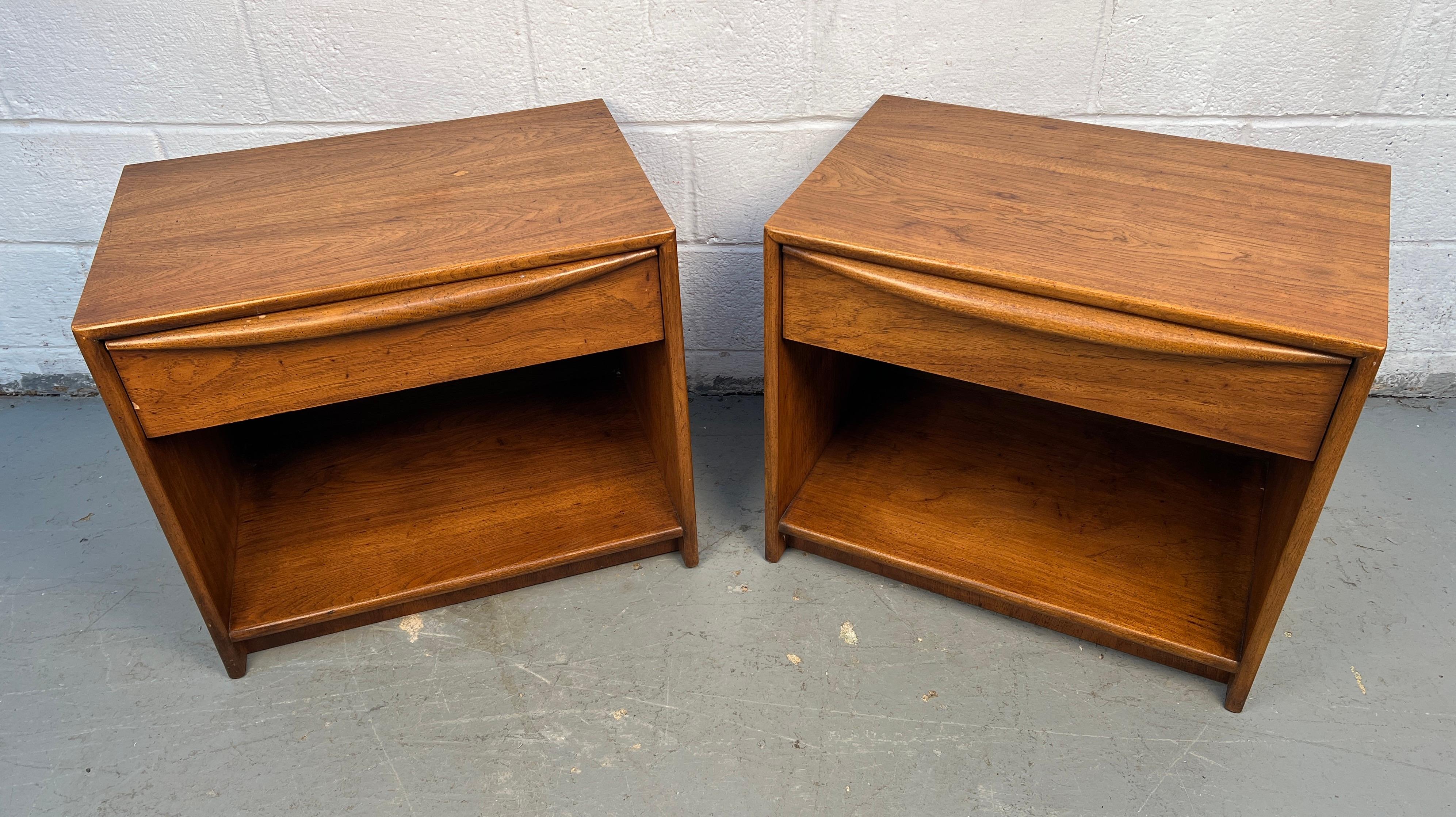 Américain Paire de tables de nuit en noyer modernes du milieu du siècle par Lane Furniture en vente