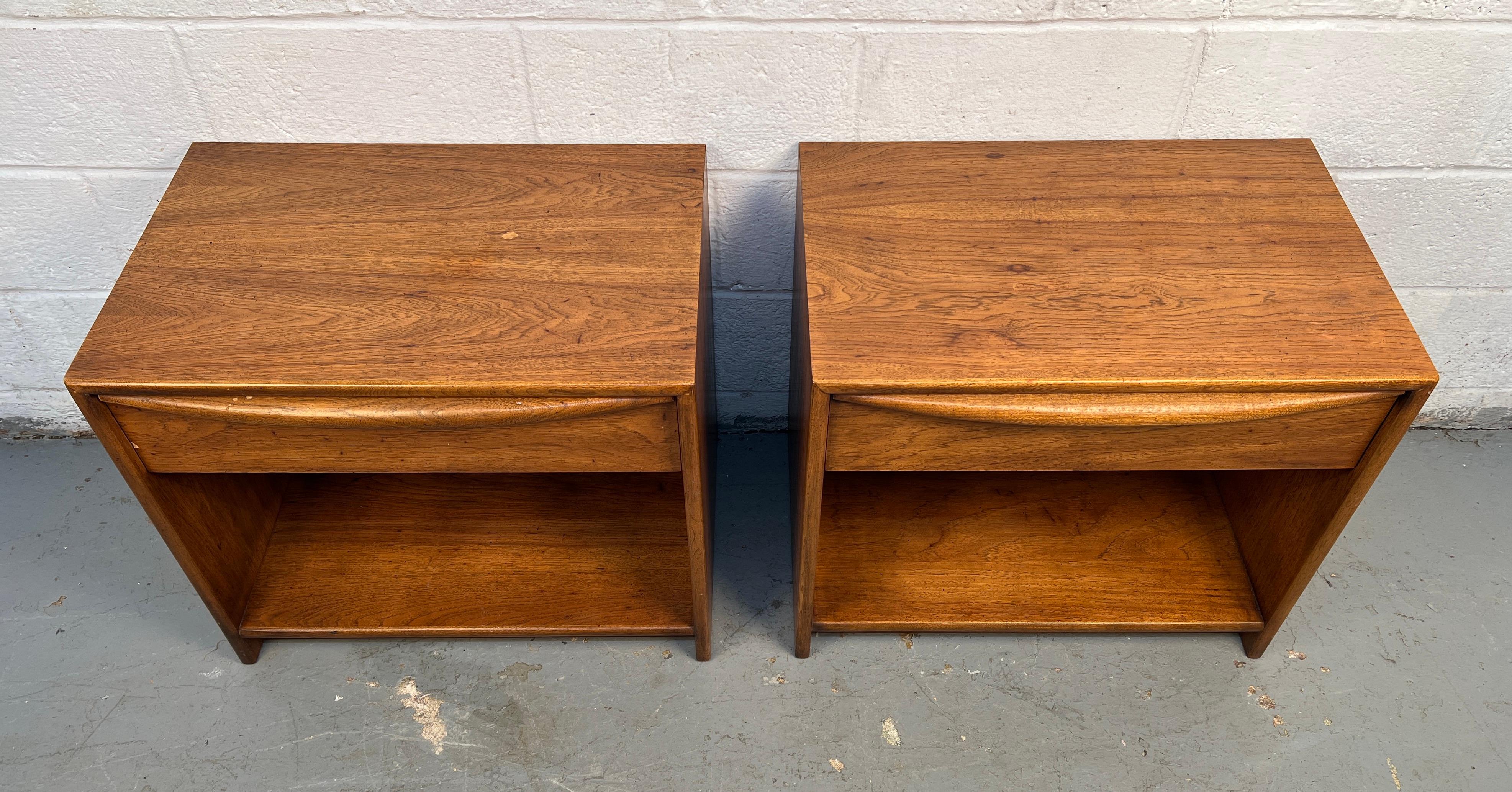 Paire de tables de nuit en noyer modernes du milieu du siècle par Lane Furniture Bon état - En vente à Brooklyn, NY