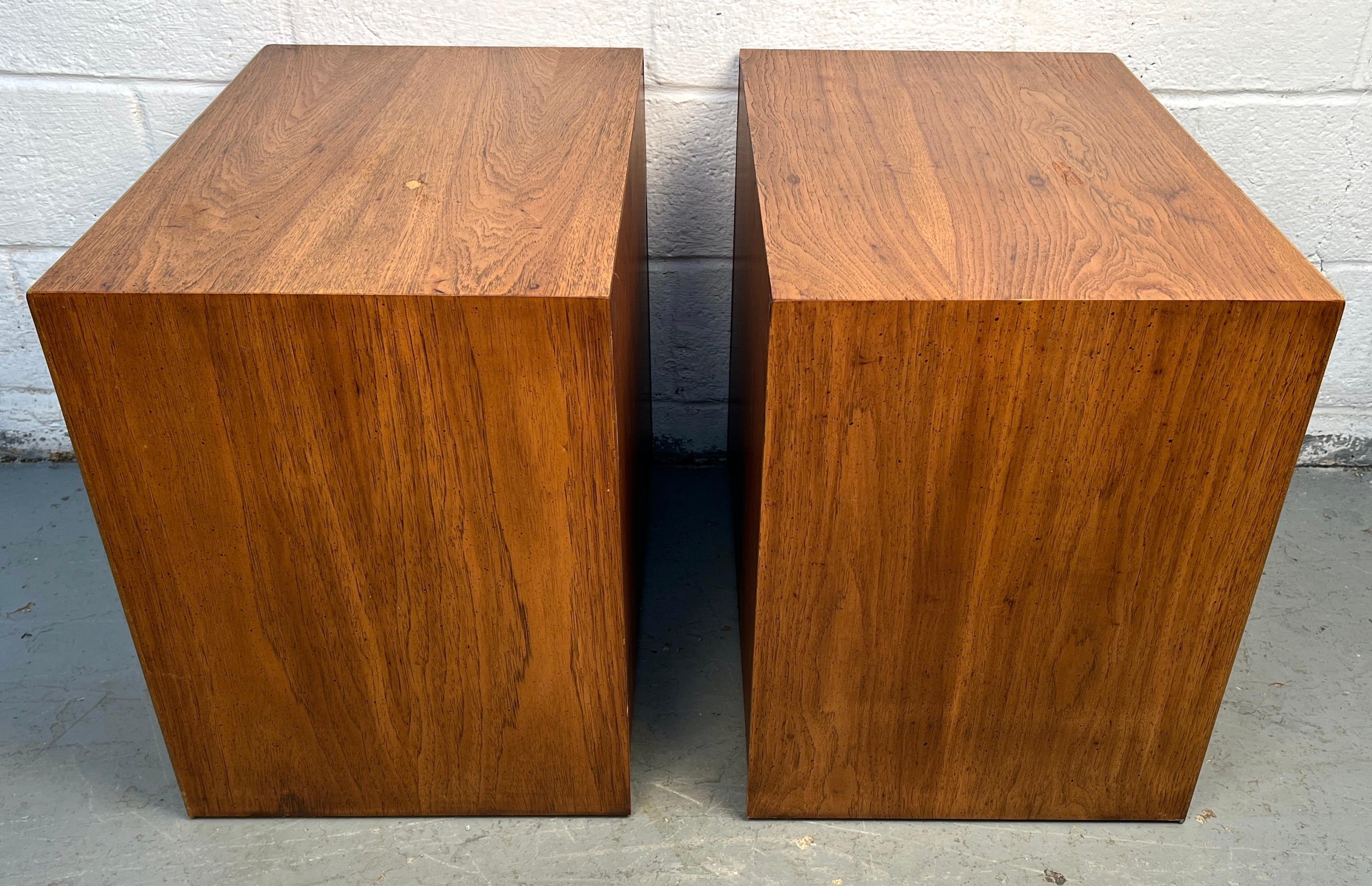 20ième siècle Paire de tables de nuit en noyer modernes du milieu du siècle par Lane Furniture en vente