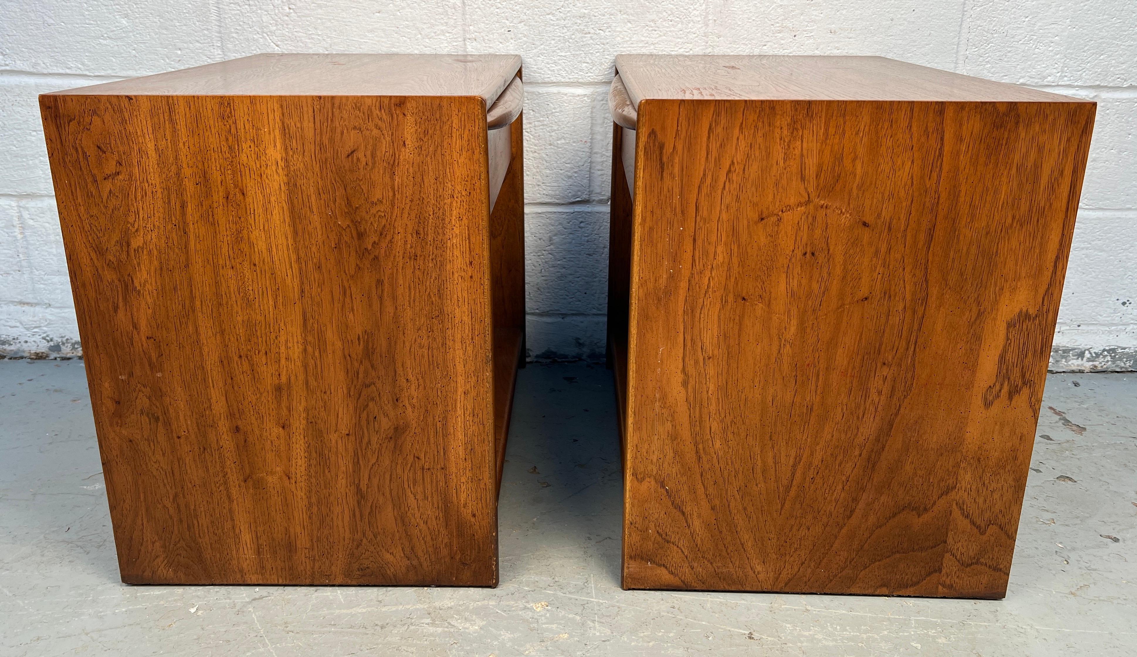 Noyer Paire de tables de nuit en noyer modernes du milieu du siècle par Lane Furniture en vente