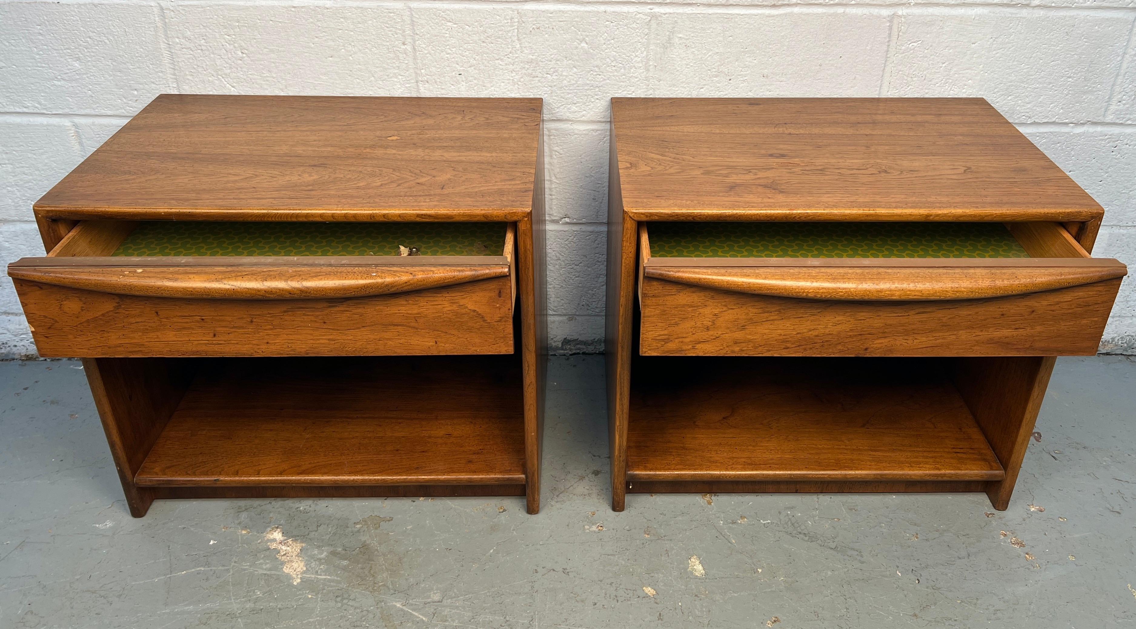 Paire de tables de nuit en noyer modernes du milieu du siècle par Lane Furniture en vente 1