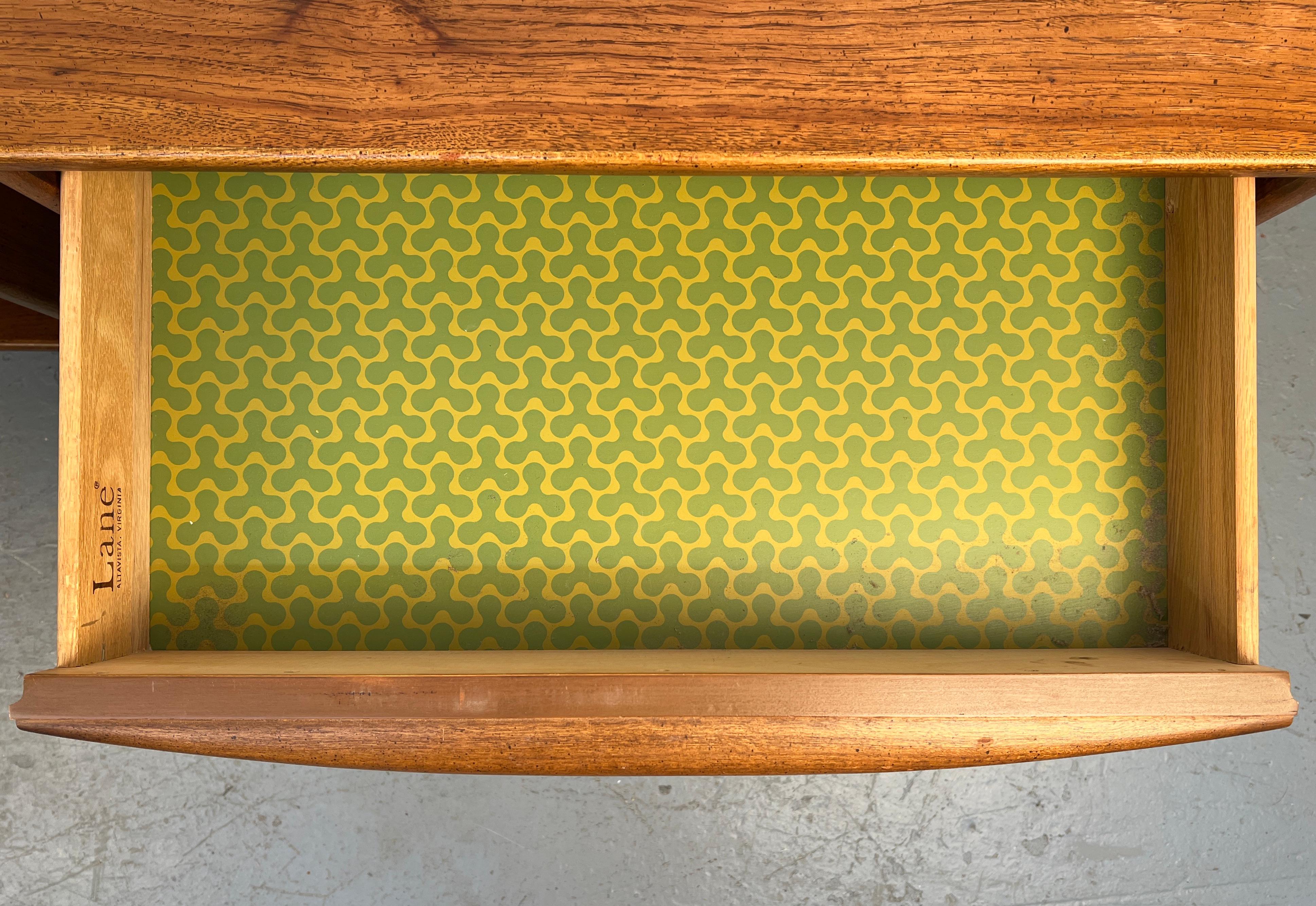 Paire de tables de nuit en noyer modernes du milieu du siècle par Lane Furniture en vente 2