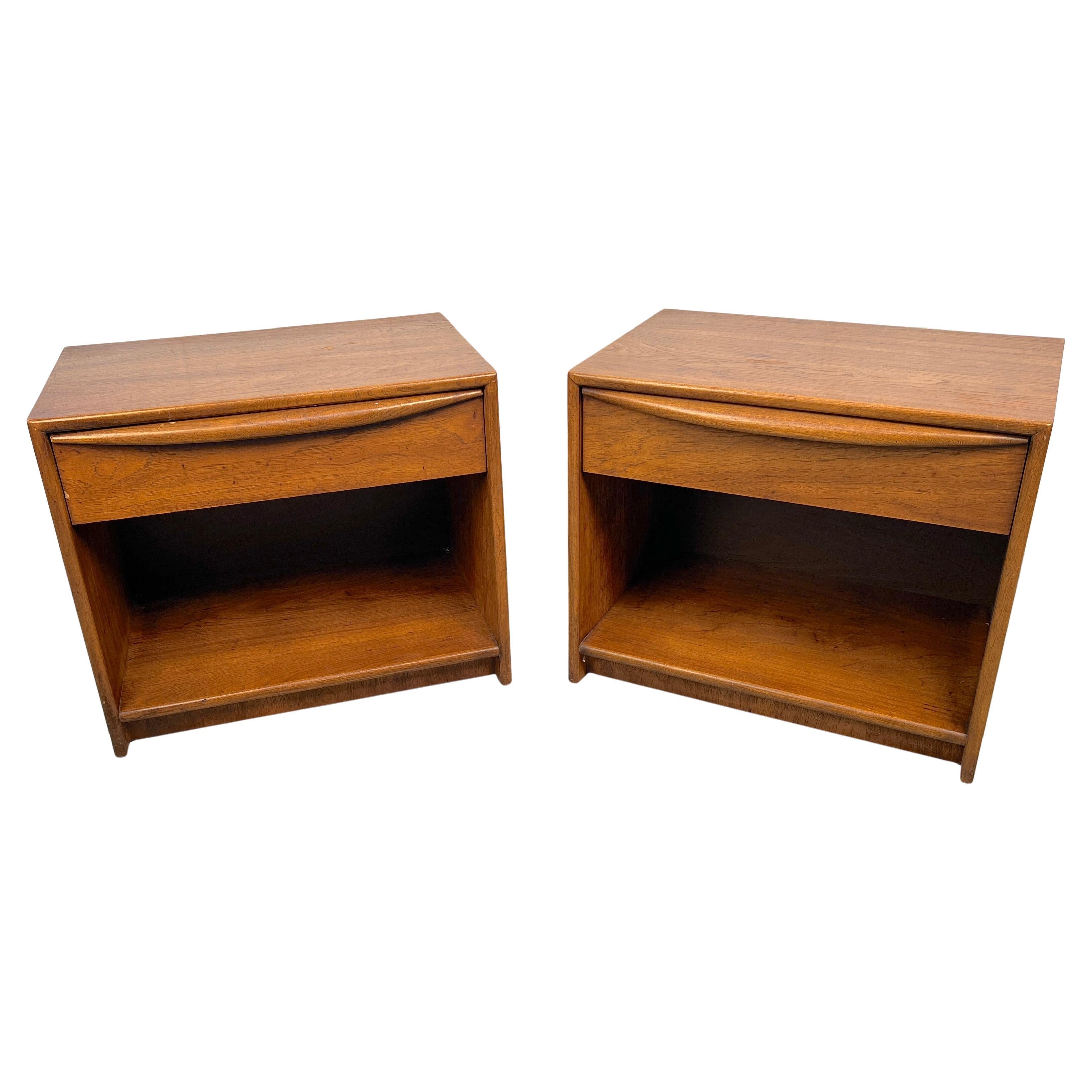 Paire de tables de nuit en noyer modernes du milieu du siècle par Lane Furniture