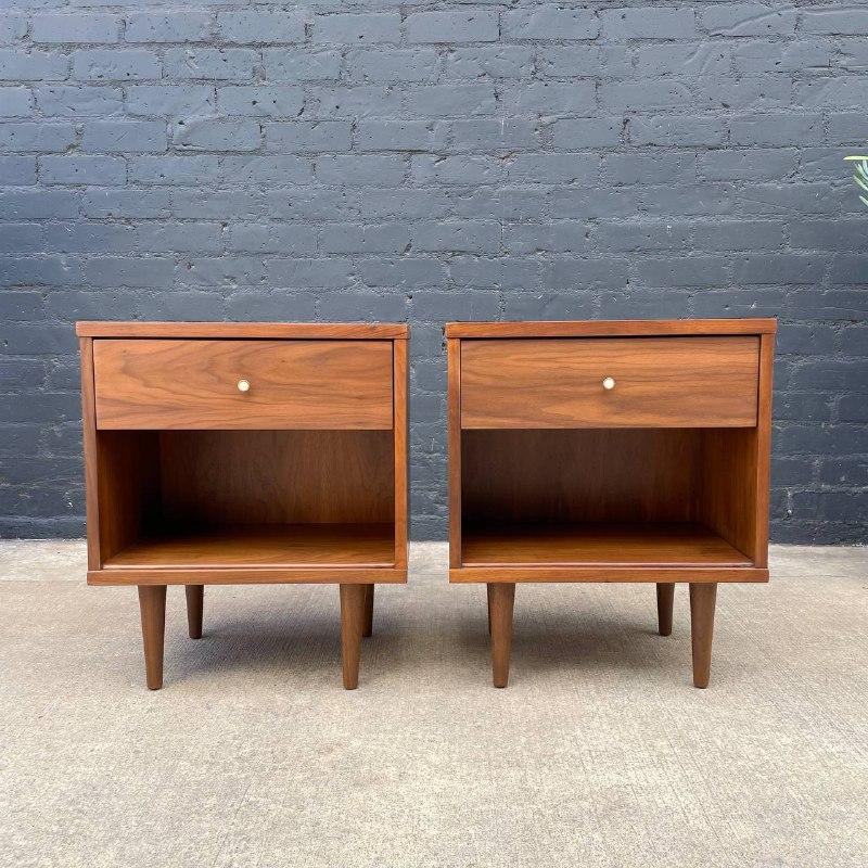 Newly Refinished - Pair of Mid-Century Modern Walnut Night Stands In Excellent Condition In Los Angeles, CA