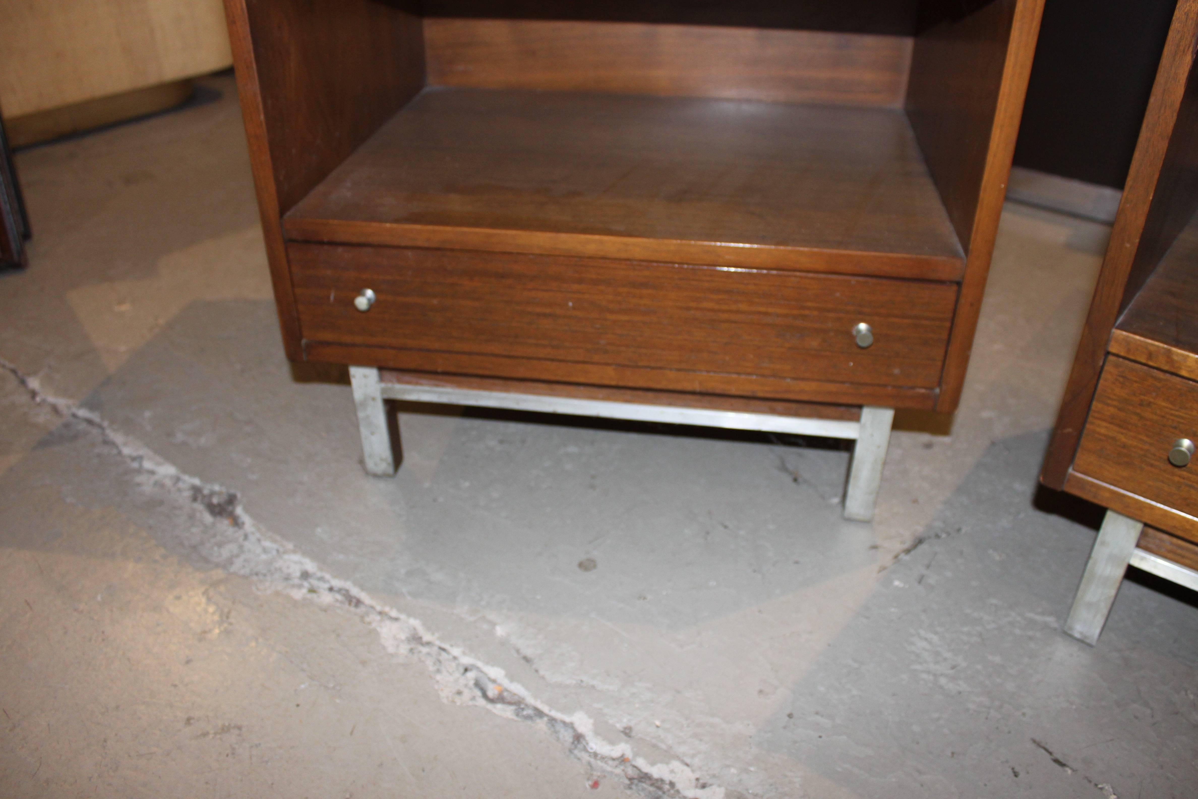 Pair of Mid-Century Modern Walnut Nightstands In Good Condition For Sale In Hudson, NY