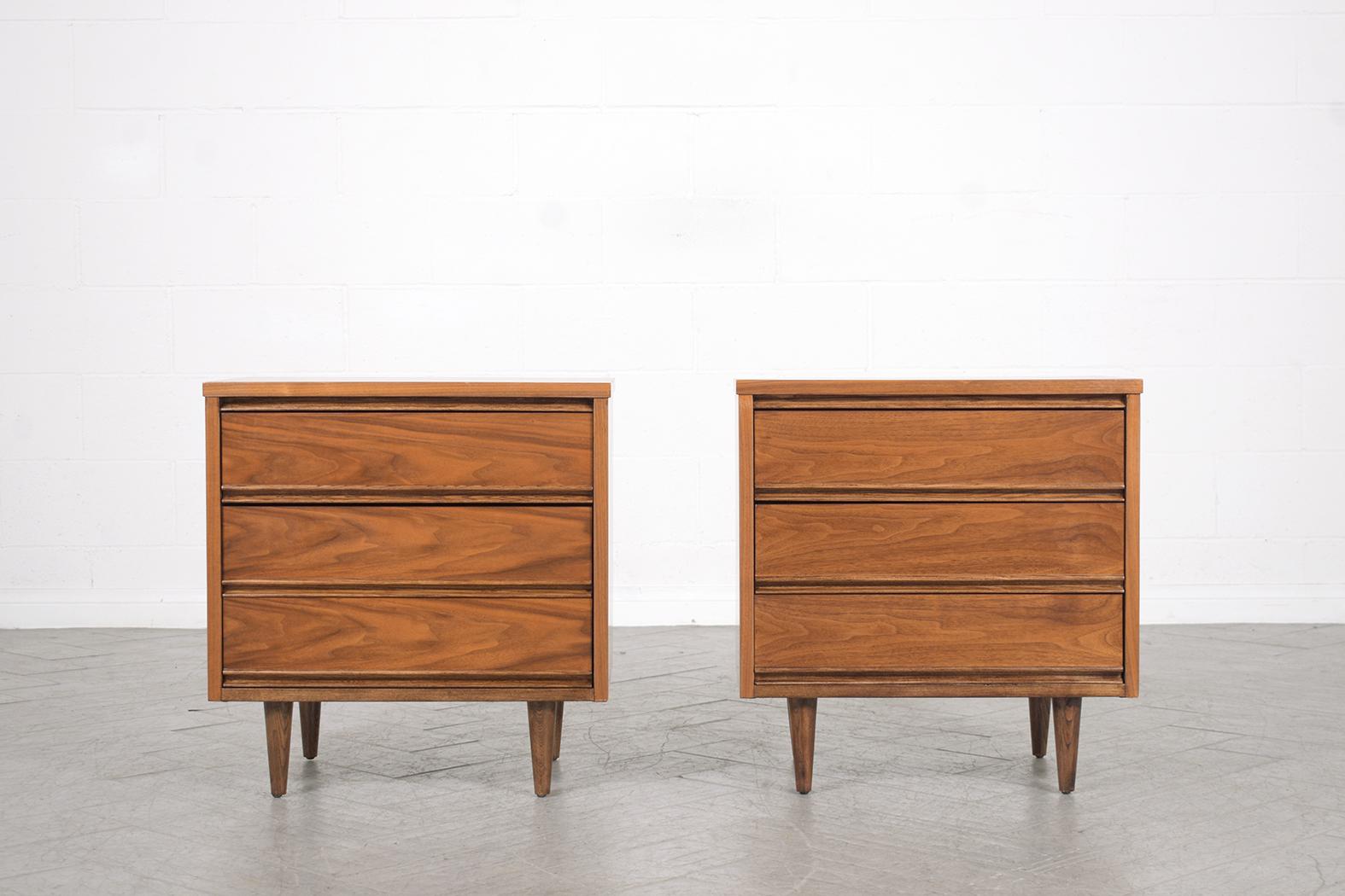 Pair of Mid-Century Modern Walnut Nightstands In Good Condition In Los Angeles, CA
