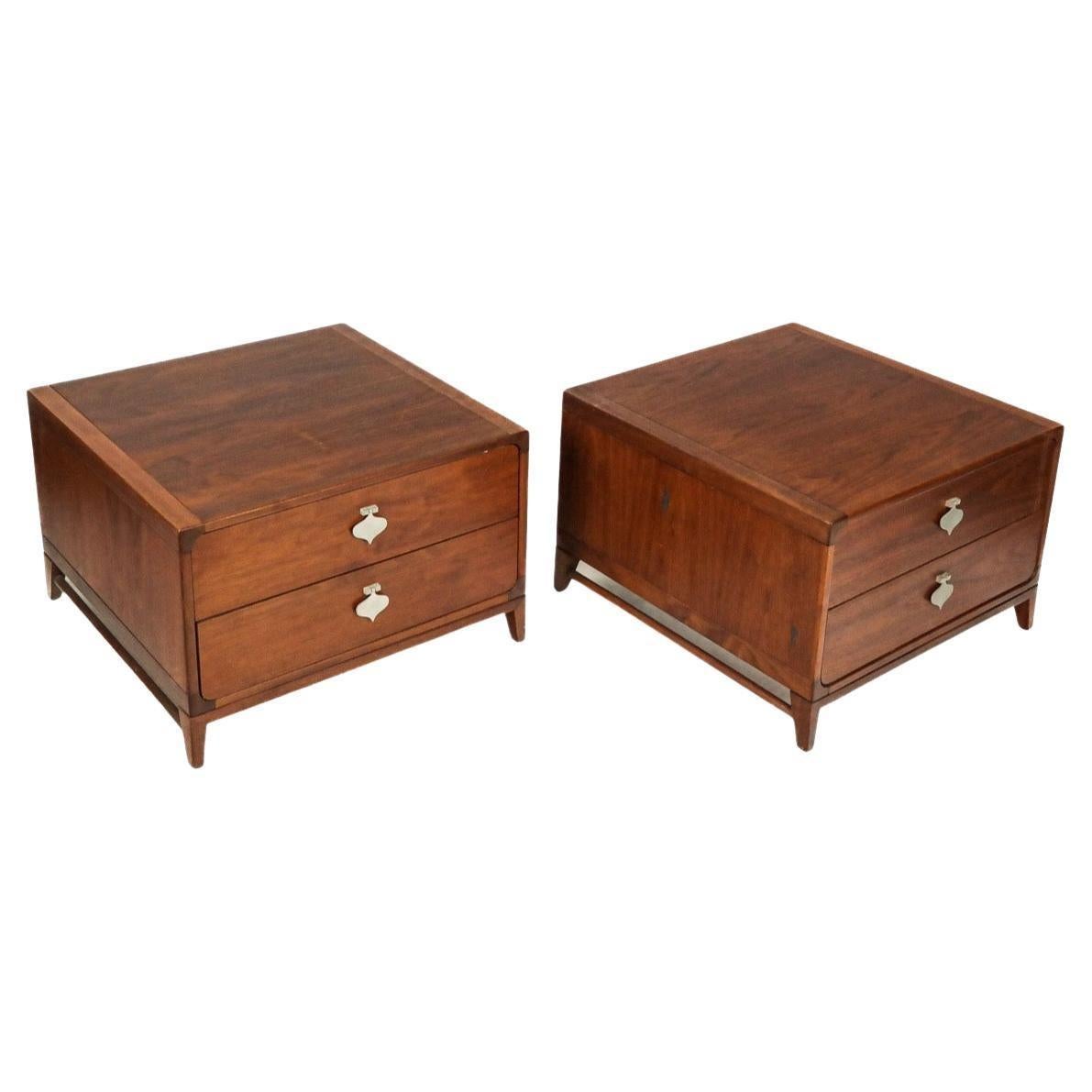 Paire de tables de nuit basses en noyer du milieu du siècle dernier par John Keal pour Brown Saltman. Paire de tables de nuit ou tables d'appoint basses à 2 tiroirs avec poignées chromées en forme de pique suspendue. Noyer avec tiroirs en chêne