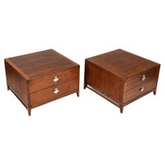 Coppia di comodini in noce della modernità di metà secolo di John Keal per Brown Saltman