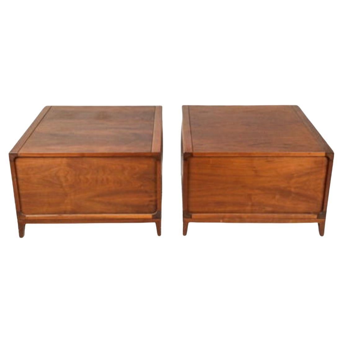 Mid-Century Modern Paire de tables de nuit en noyer de style Modernity du milieu du siècle dernier par John Keal pour Brown Saltman. en vente