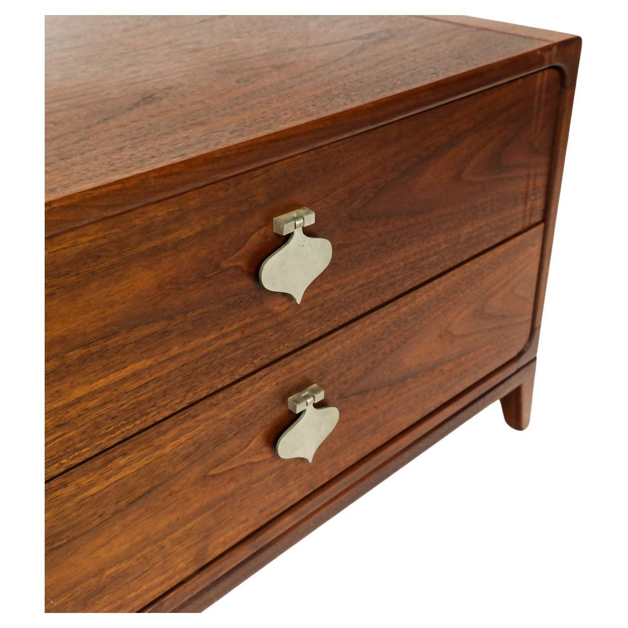 Américain Paire de tables de nuit en noyer de style Modernity du milieu du siècle dernier par John Keal pour Brown Saltman. en vente