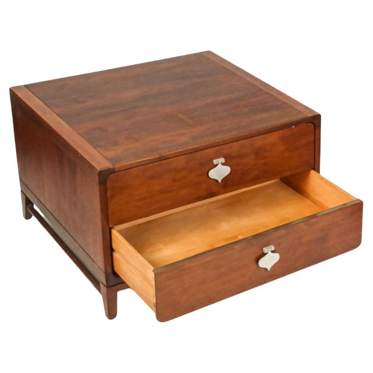 Travail du bois Paire de tables de nuit en noyer de style Modernity du milieu du siècle dernier par John Keal pour Brown Saltman. en vente