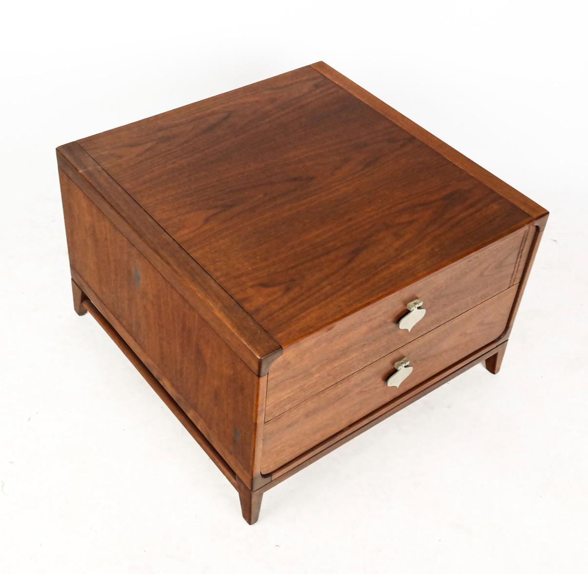 Paire de tables de nuit en noyer de style Modernity du milieu du siècle dernier par John Keal pour Brown Saltman. Bon état - En vente à Brooklyn, NY
