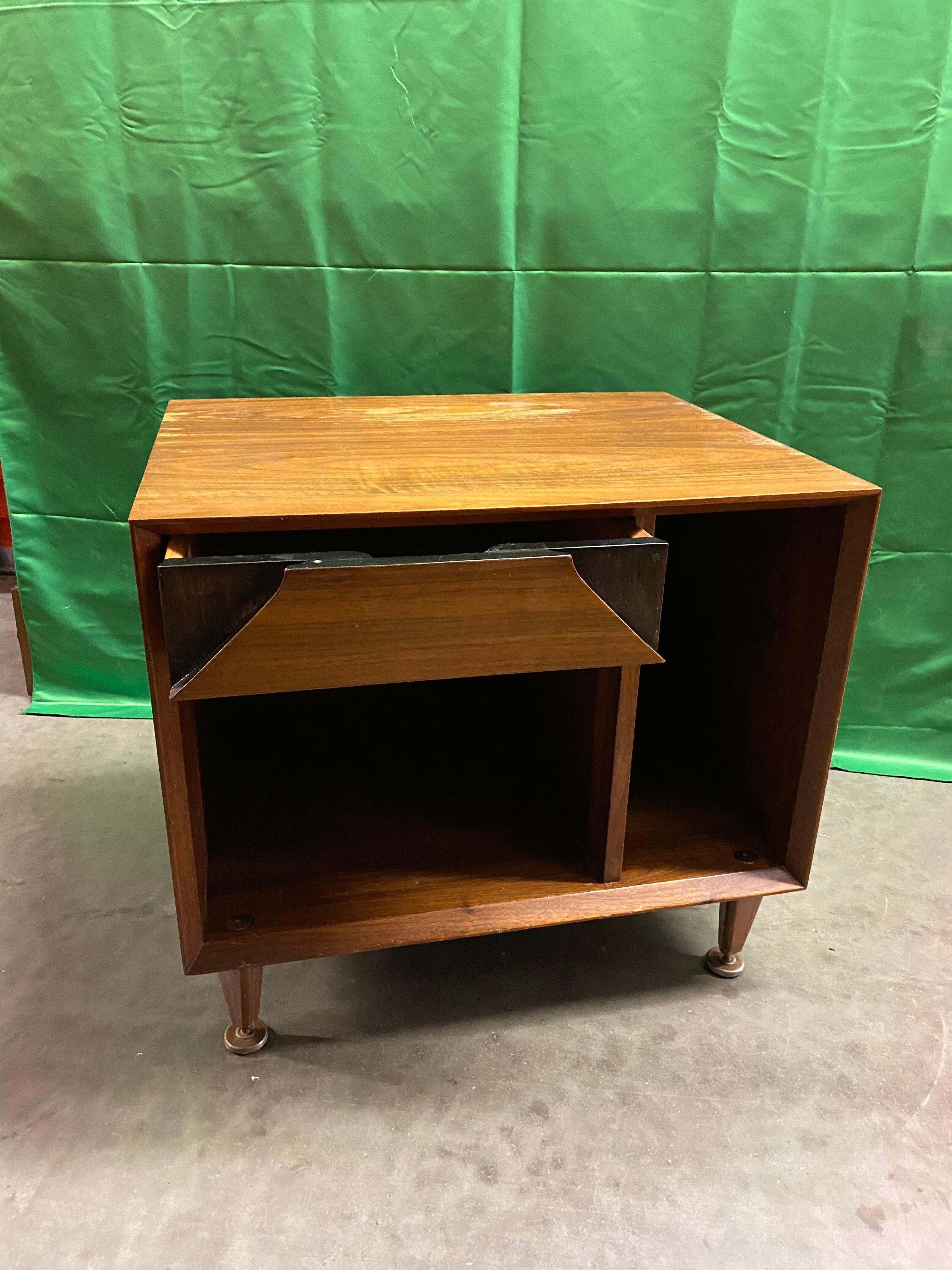 Pair of Mid-Century Modern Walnut Nightstands by Marc Berge for Grosfeld House In Good Condition For Sale In Downingtown, PA