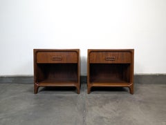 Paire de tables de nuit en noyer de style moderne du milieu du siècle par Widdicomb, c1960s