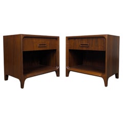 Paire de tables de nuit en noyer de style moderne du milieu du siècle par Widdicomb, c1960s