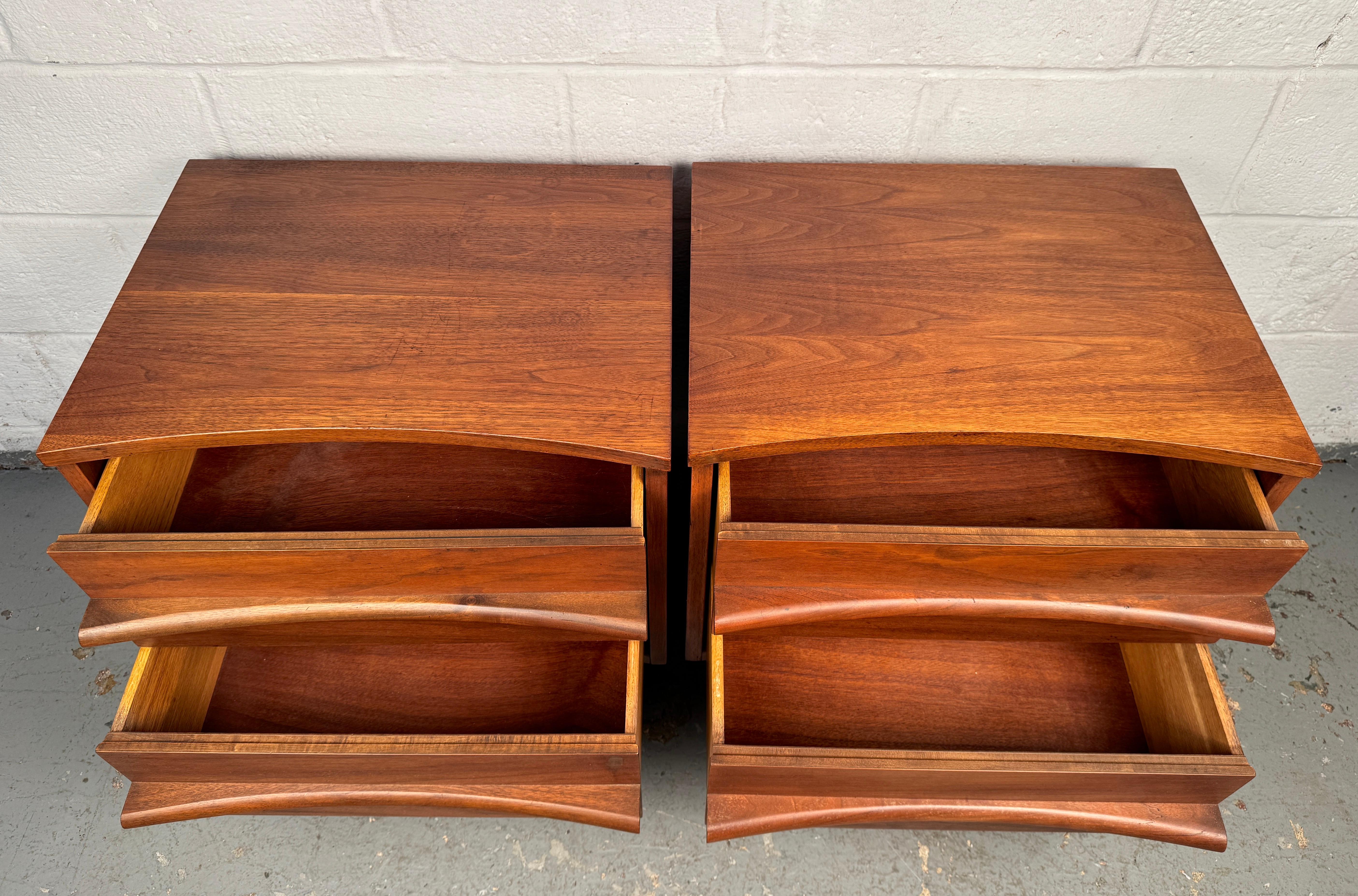 Coppia di comodini in legno di noce della Young Manufacturing, stile metà del secolo scorso in vendita 4