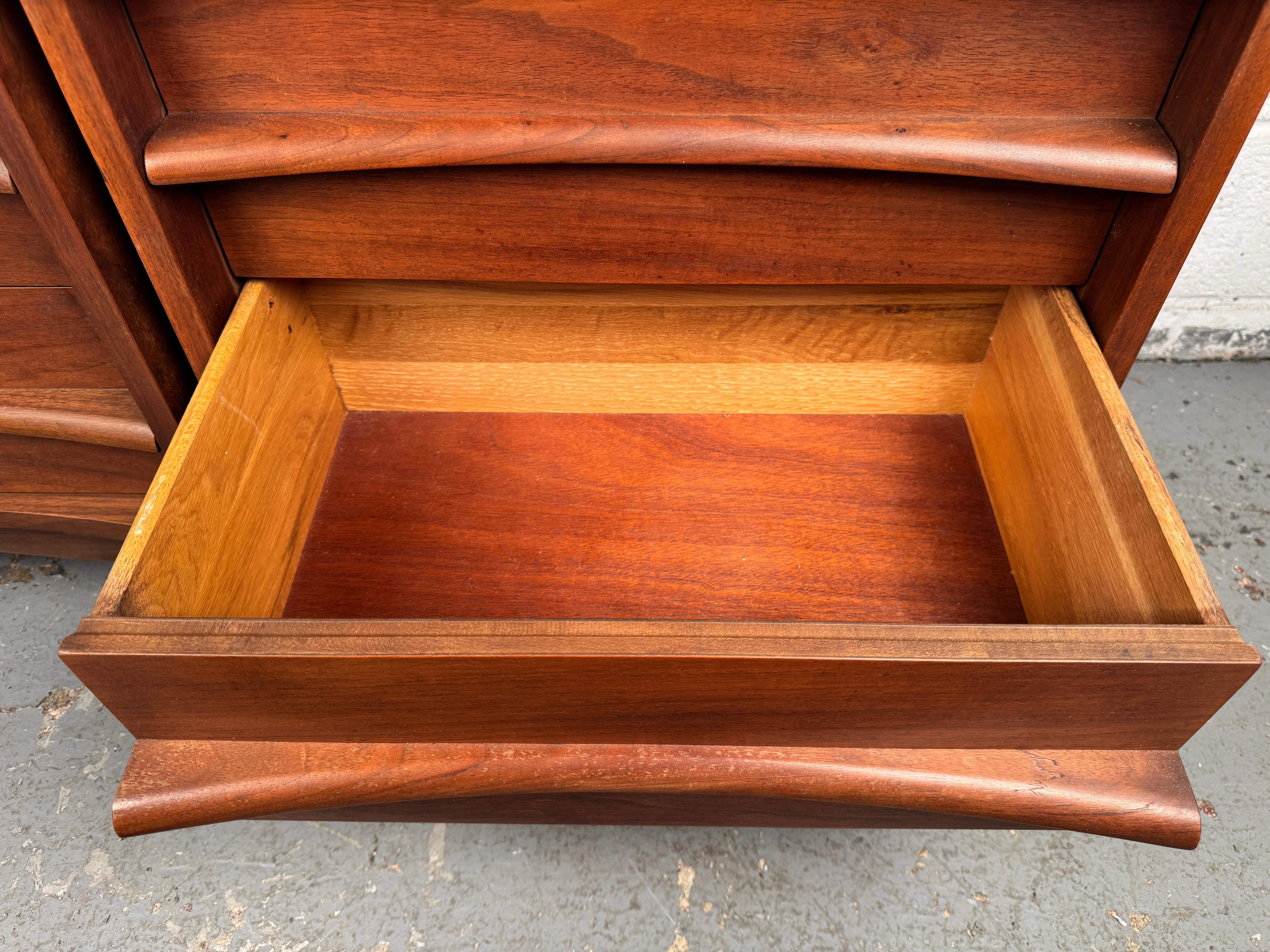 Coppia di comodini in legno di noce della Young Manufacturing, stile metà del secolo scorso in vendita 6