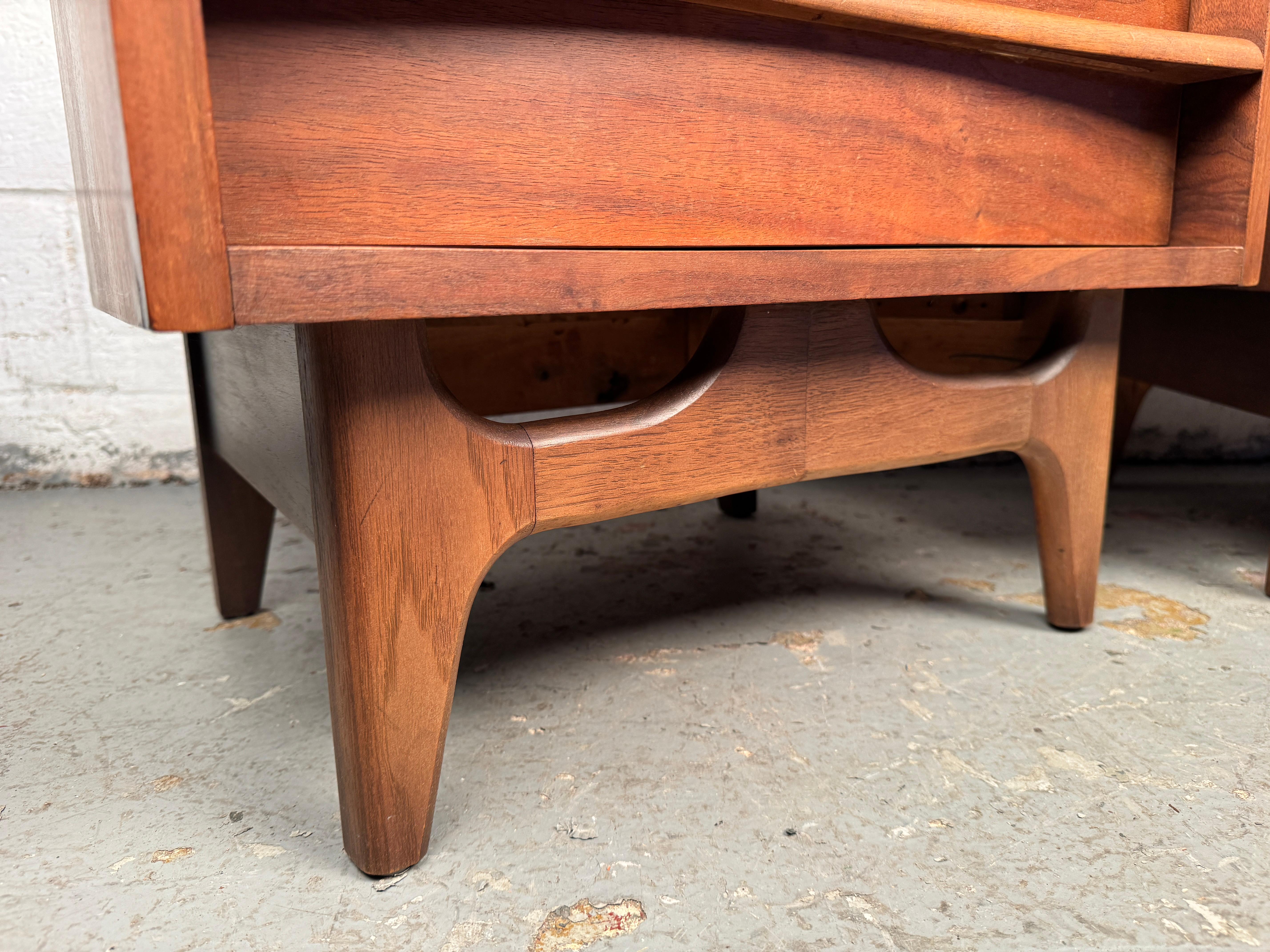Coppia di comodini in legno di noce della Young Manufacturing, stile metà del secolo scorso in vendita 7