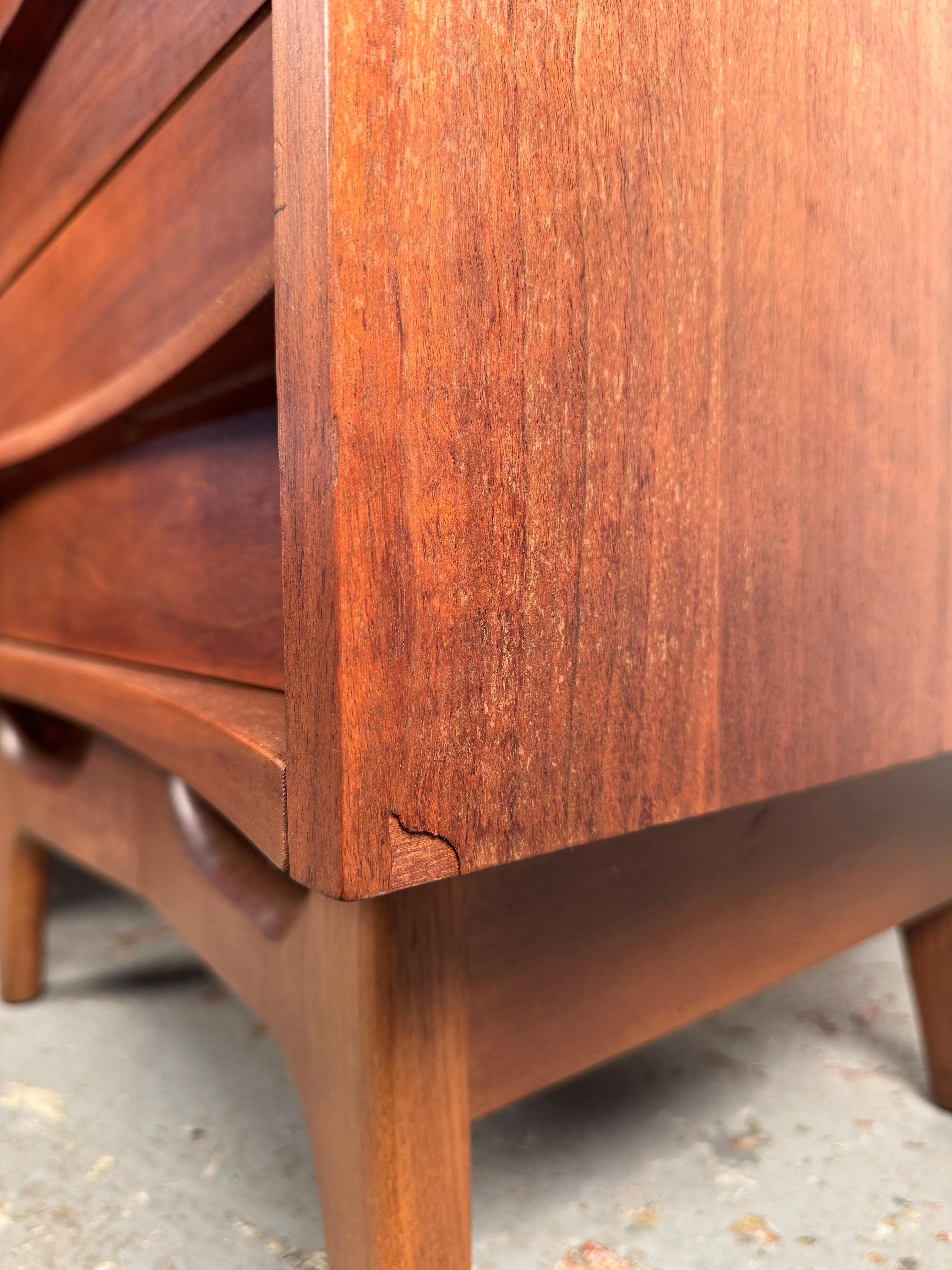 Coppia di comodini in legno di noce della Young Manufacturing, stile metà del secolo scorso in vendita 9