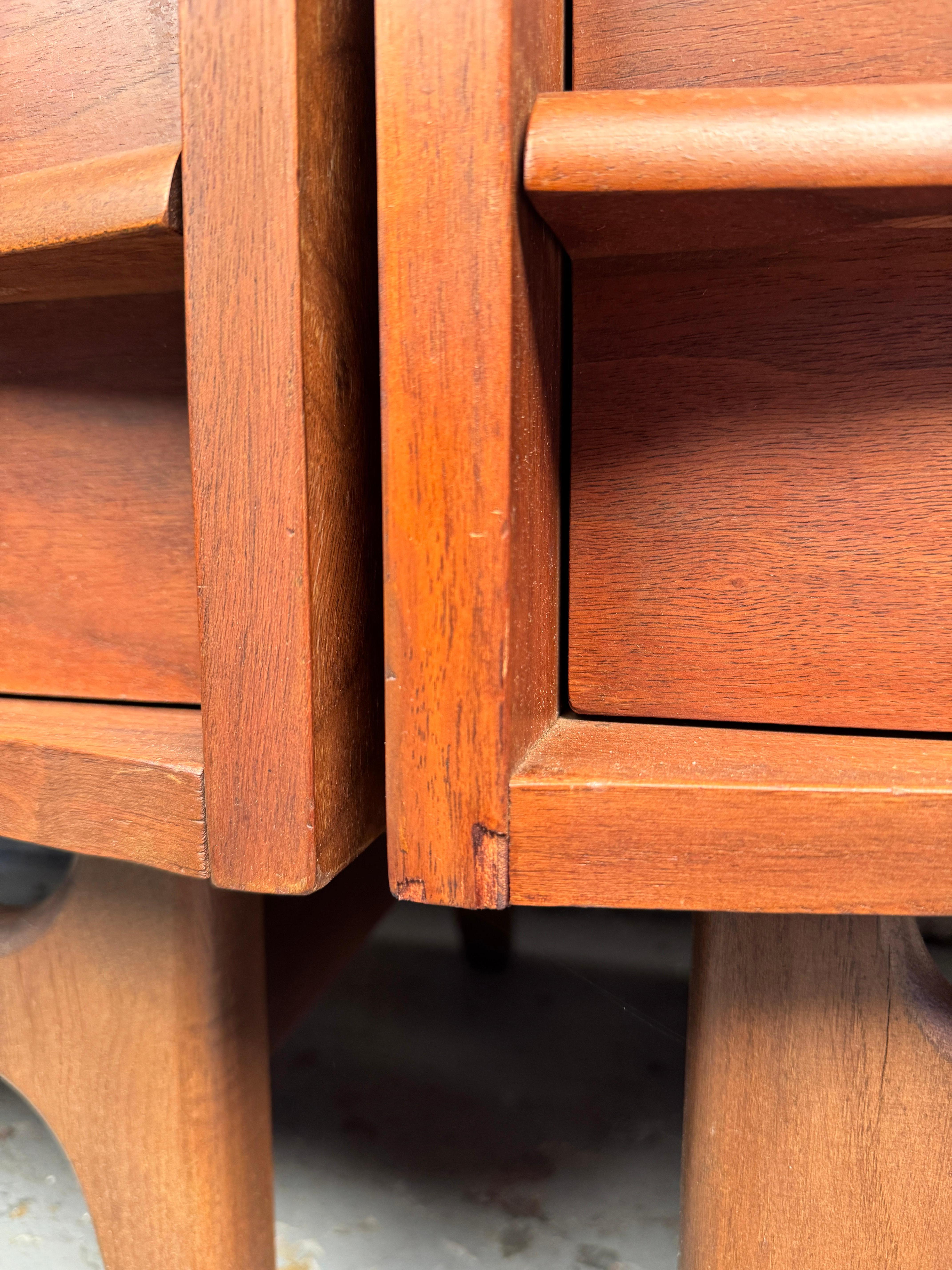 Coppia di comodini in legno di noce della Young Manufacturing, stile metà del secolo scorso in vendita 10