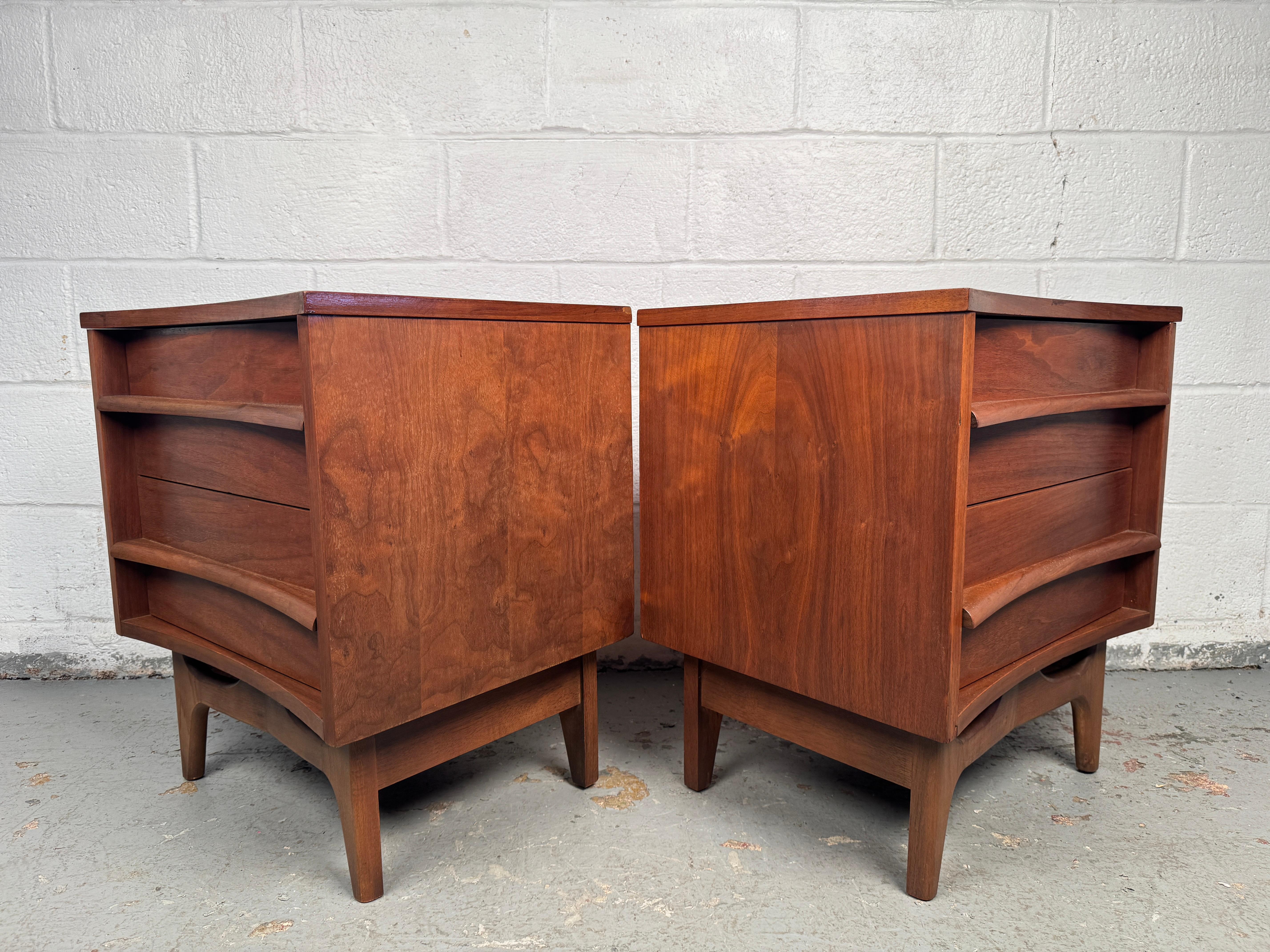 Mid-Century moderno Coppia di comodini in legno di noce della Young Manufacturing, stile metà del secolo scorso in vendita