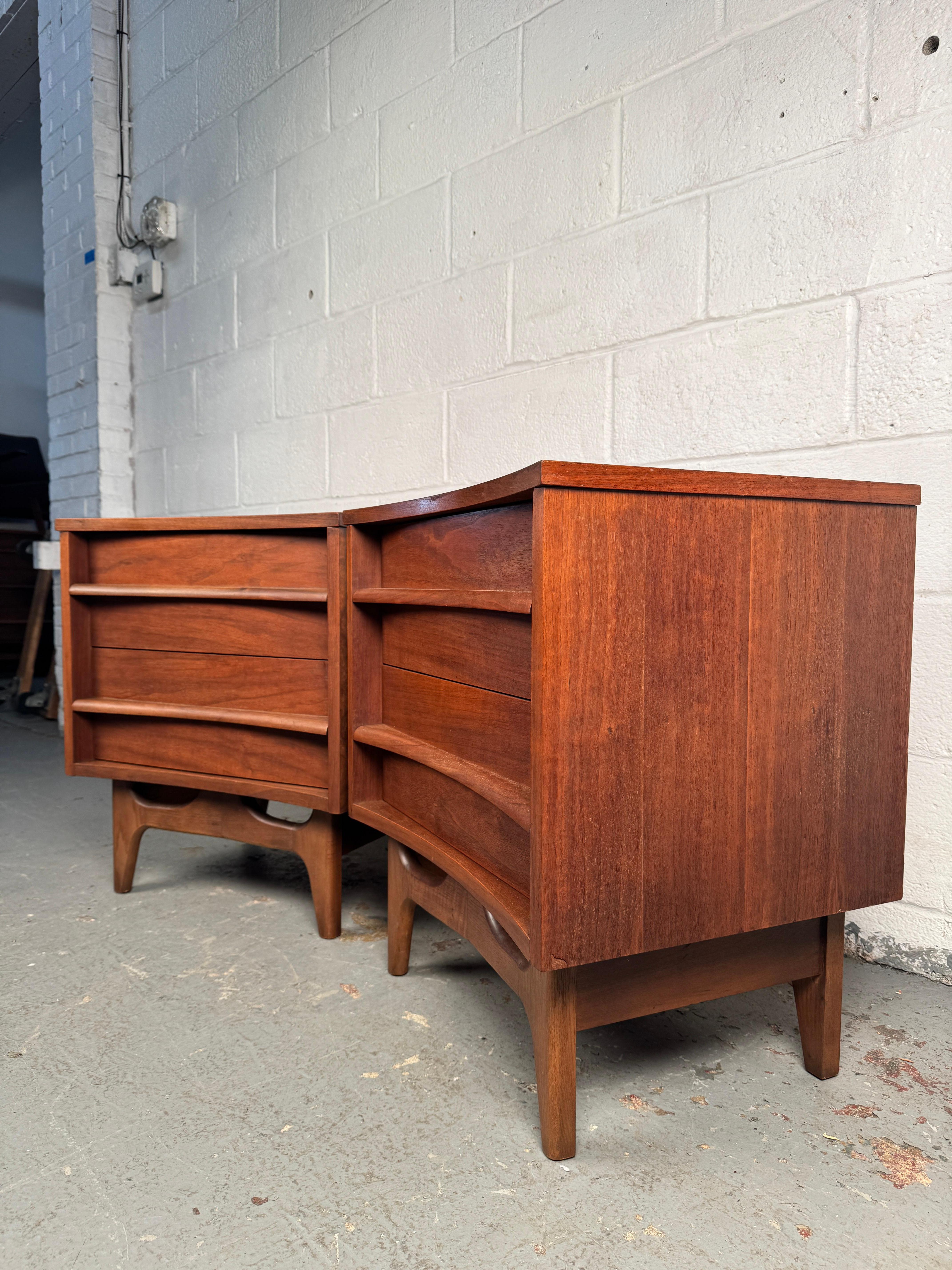Coppia di comodini in legno di noce della Young Manufacturing, stile metà del secolo scorso In condizioni buone in vendita a Brooklyn, NY