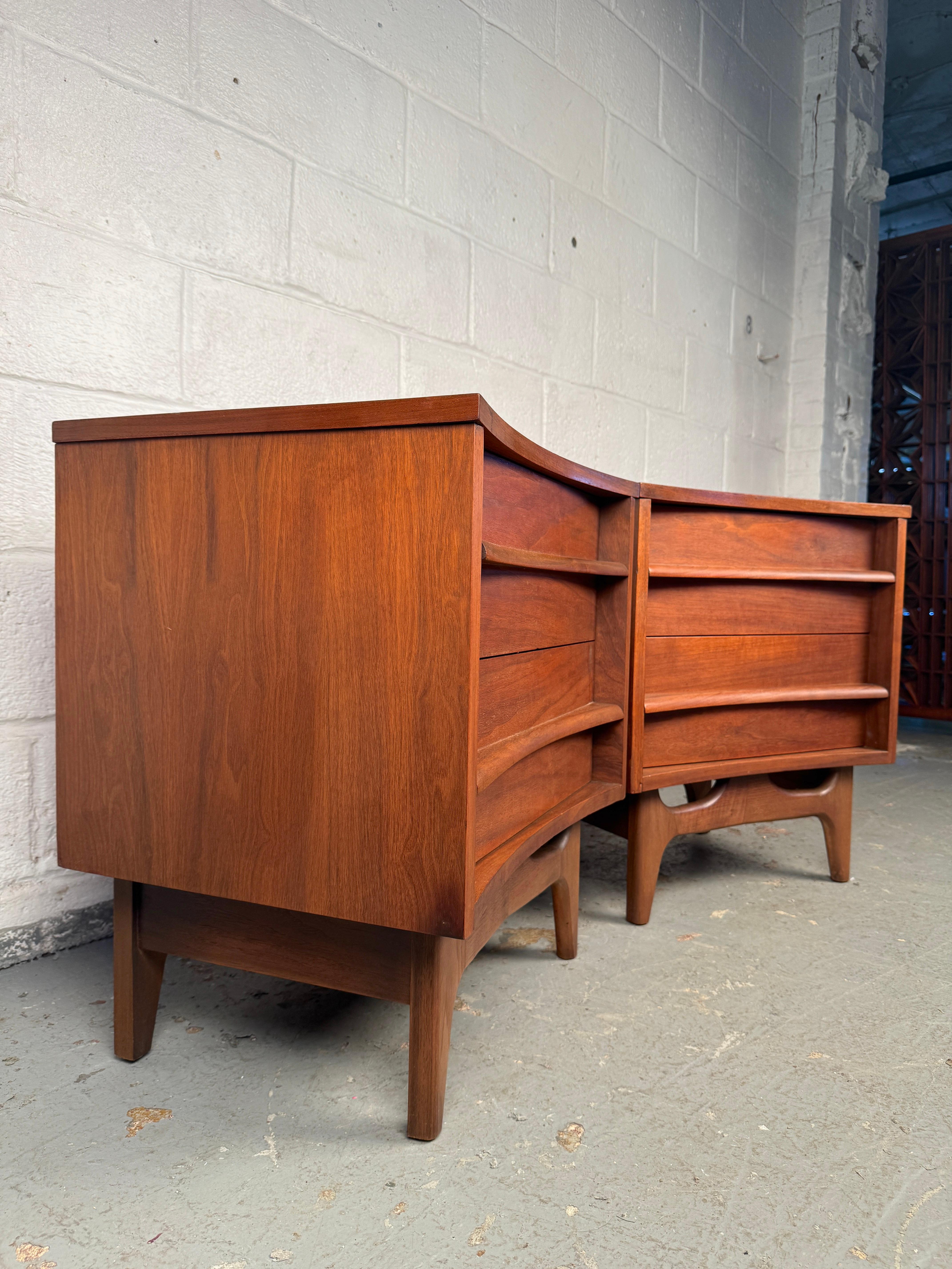 XX secolo Coppia di comodini in legno di noce della Young Manufacturing, stile metà del secolo scorso in vendita
