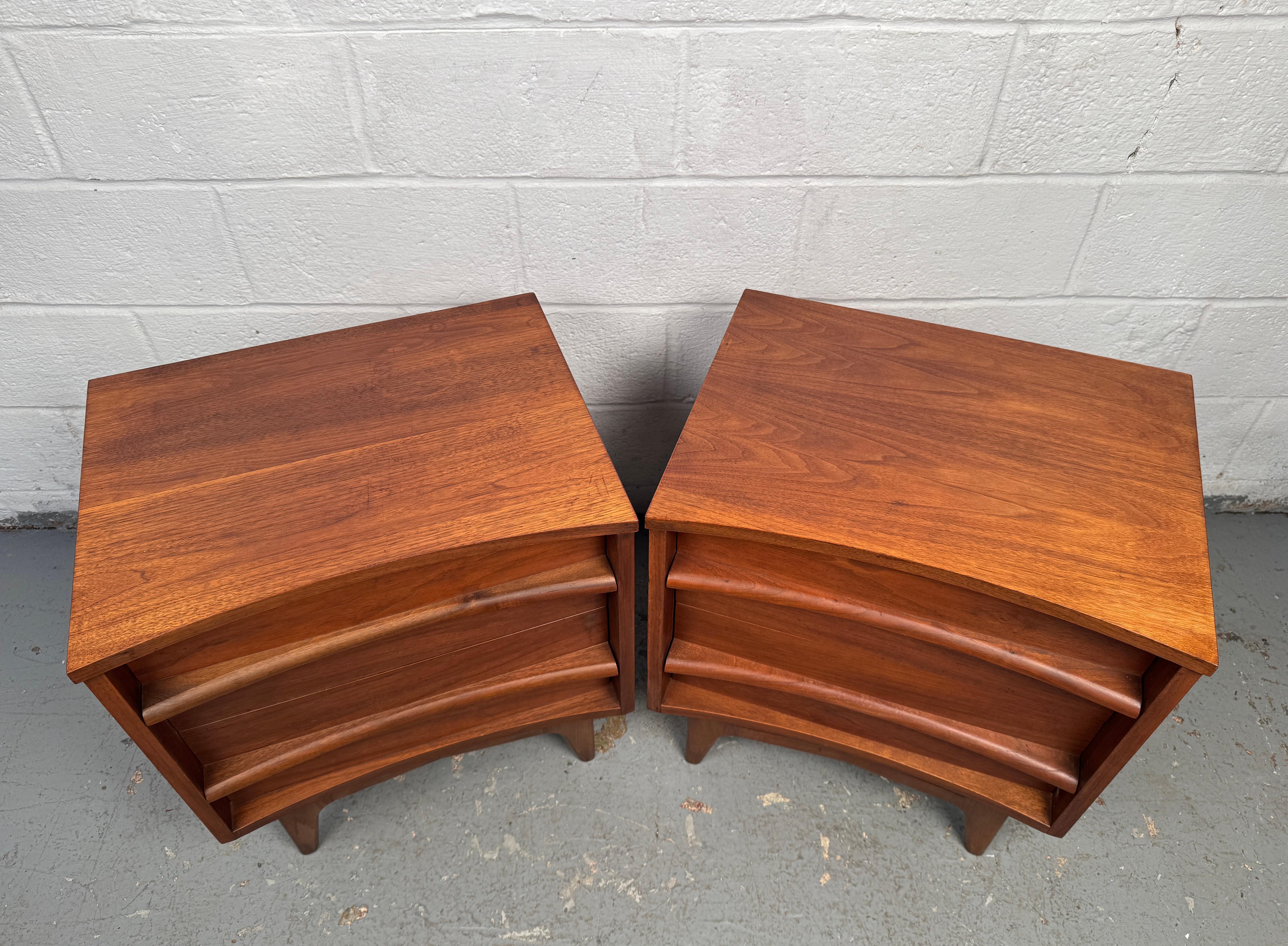 Noce Coppia di comodini in legno di noce della Young Manufacturing, stile metà del secolo scorso in vendita