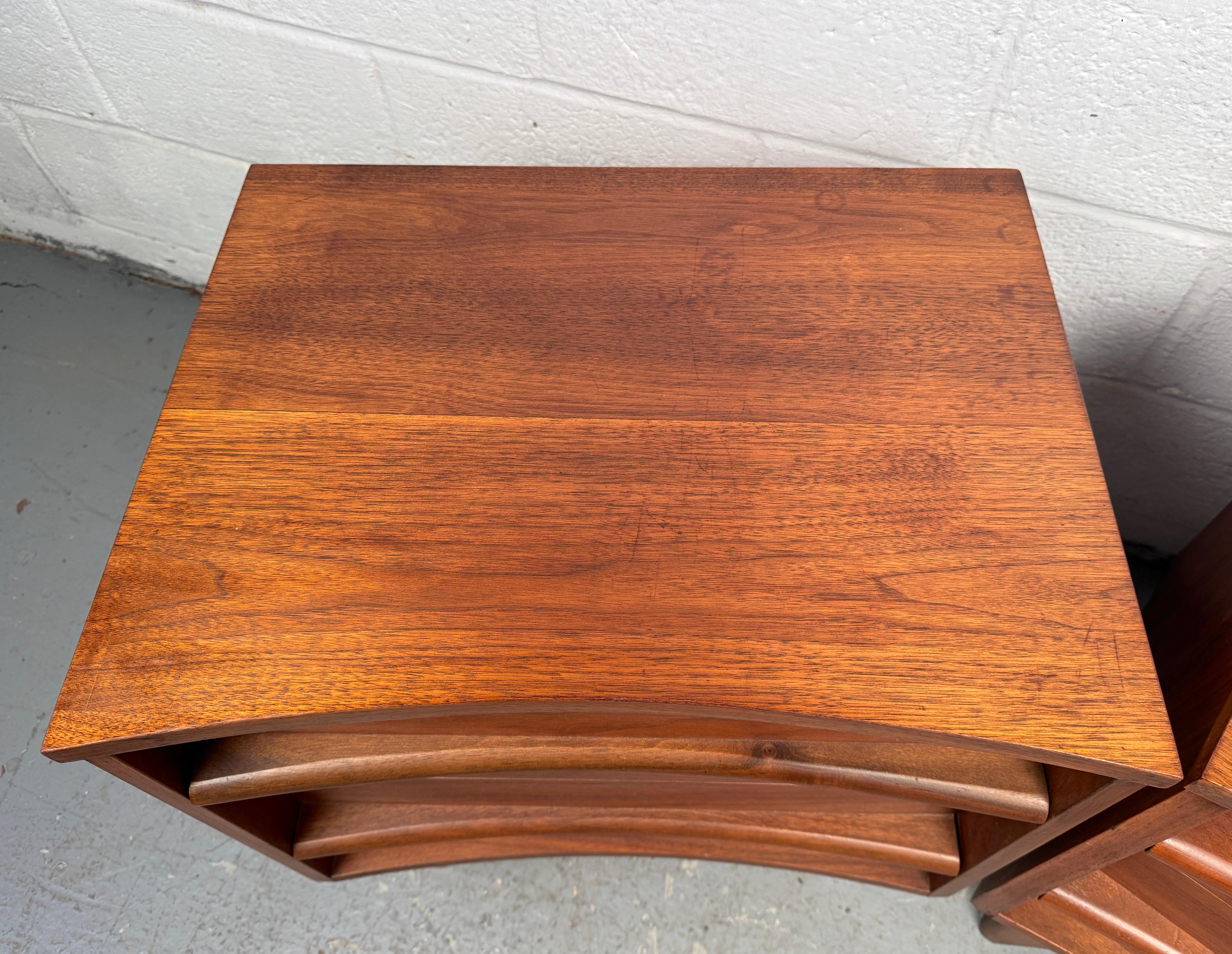 Coppia di comodini in legno di noce della Young Manufacturing, stile metà del secolo scorso in vendita 1