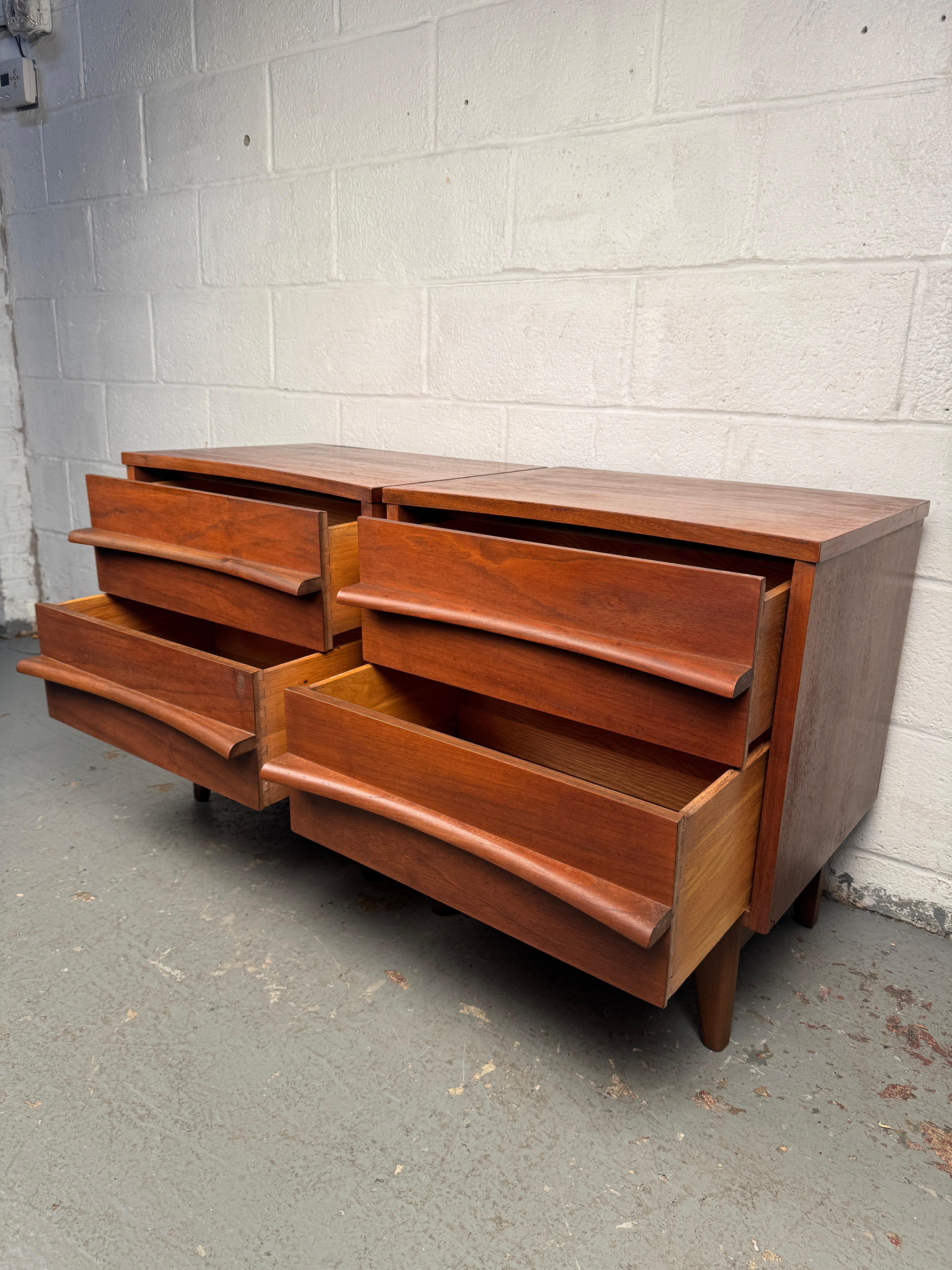 Coppia di comodini in legno di noce della Young Manufacturing, stile metà del secolo scorso in vendita 3