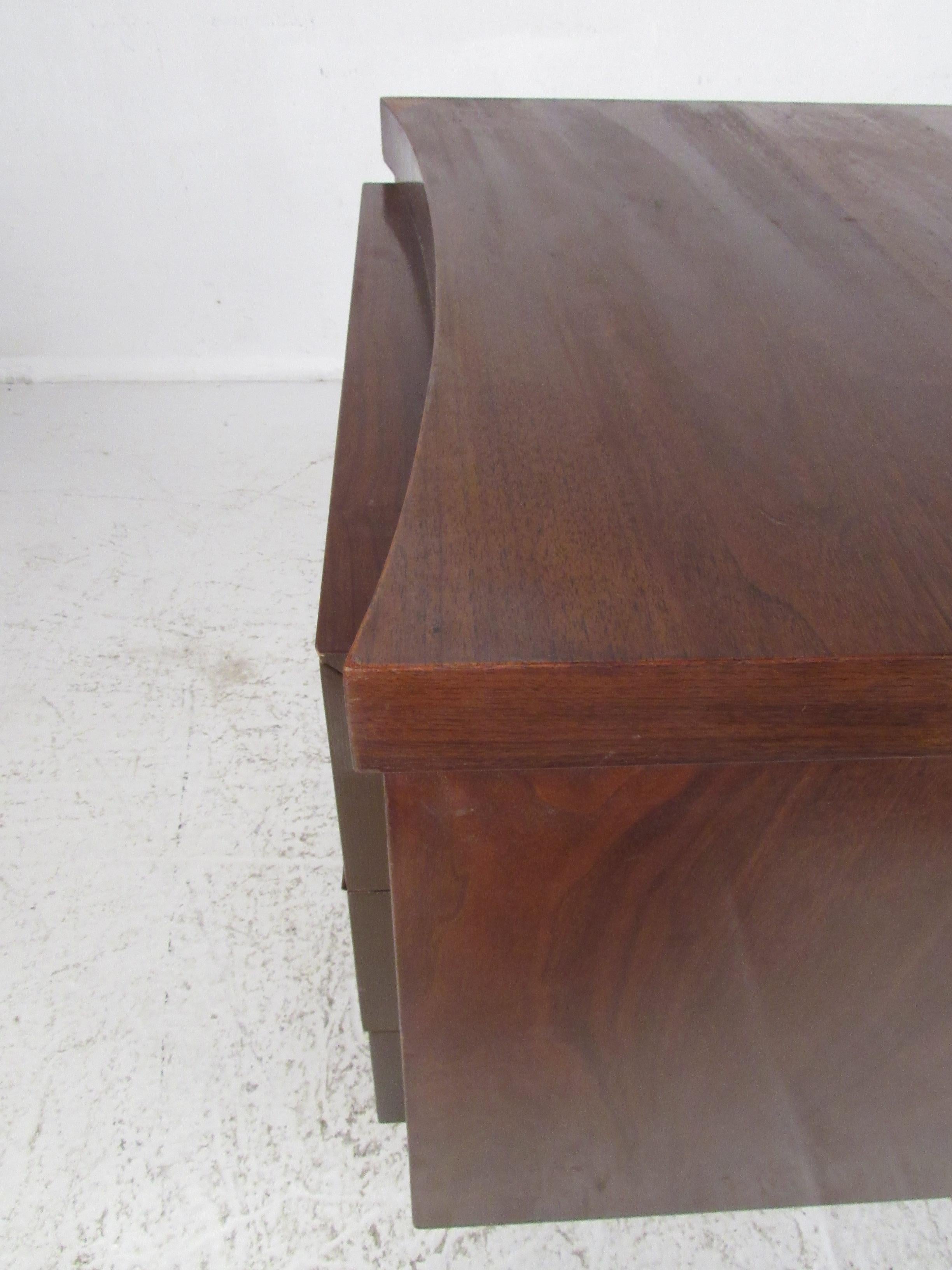 Pair of Mid-Century Modern Walnut Nightstands For Sale 3