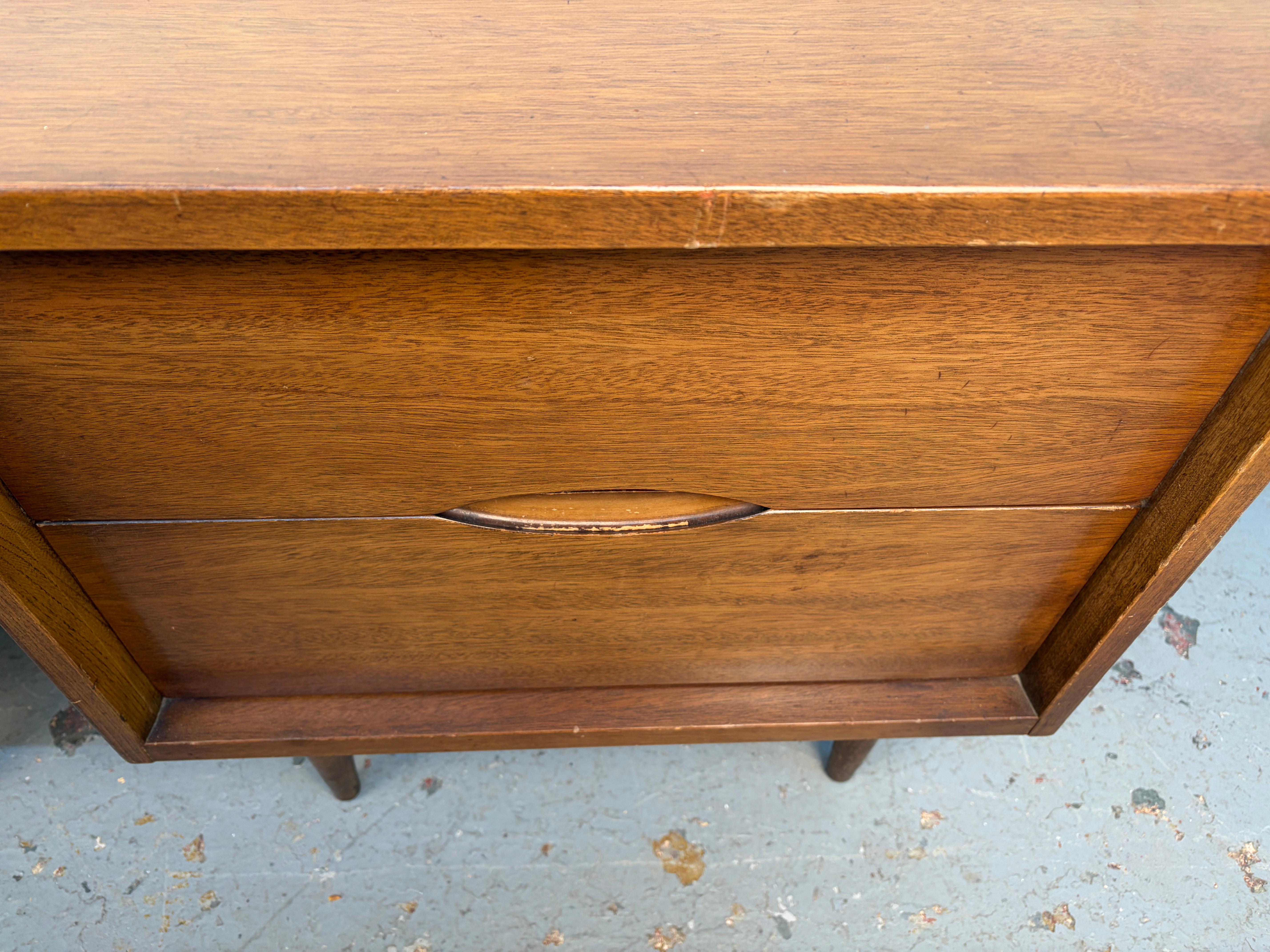 Paire de tables de nuit en noyer modernes du milieu du siècle dernier en vente 4