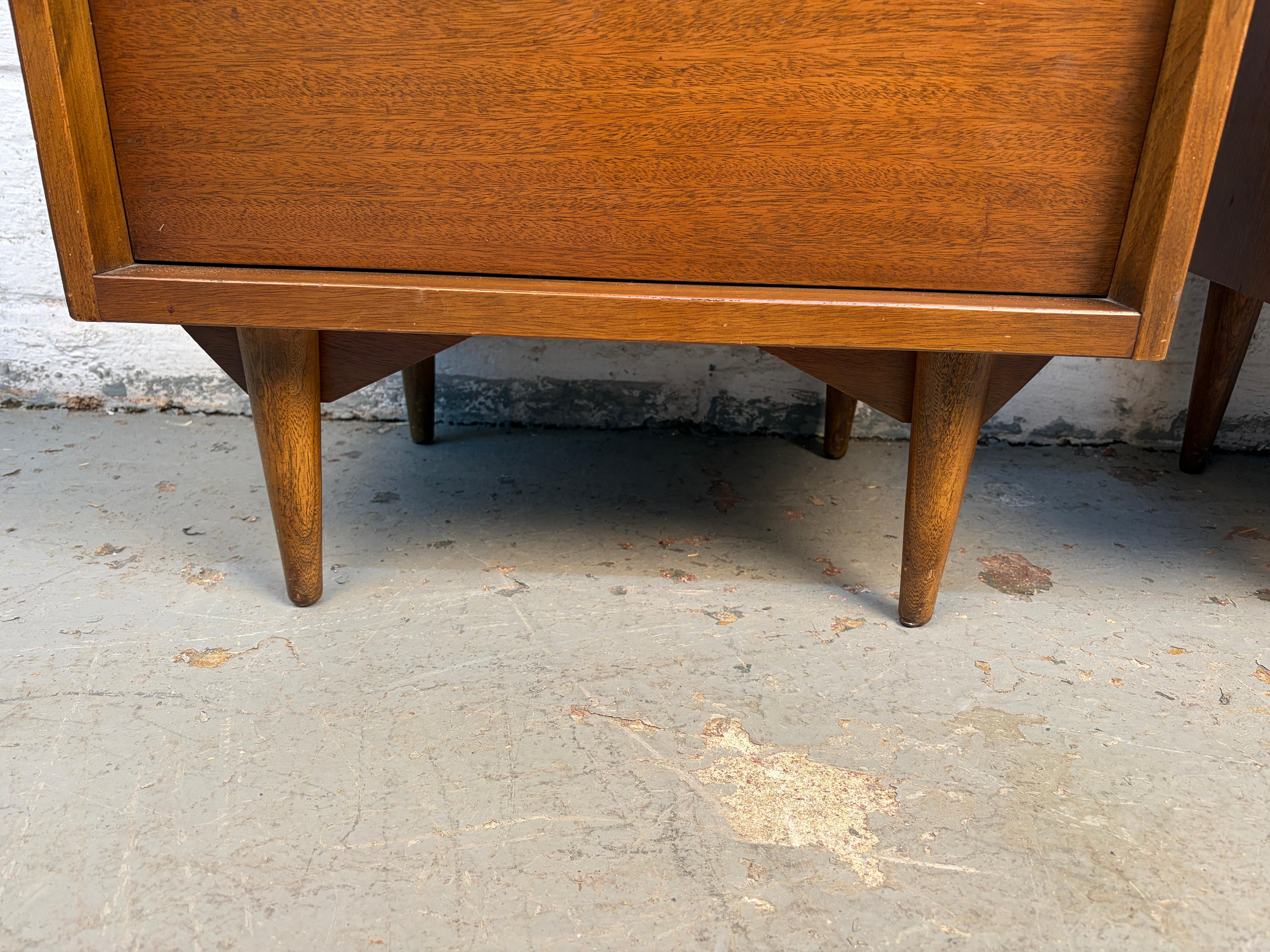 Paire de tables de nuit en noyer modernes du milieu du siècle dernier en vente 5