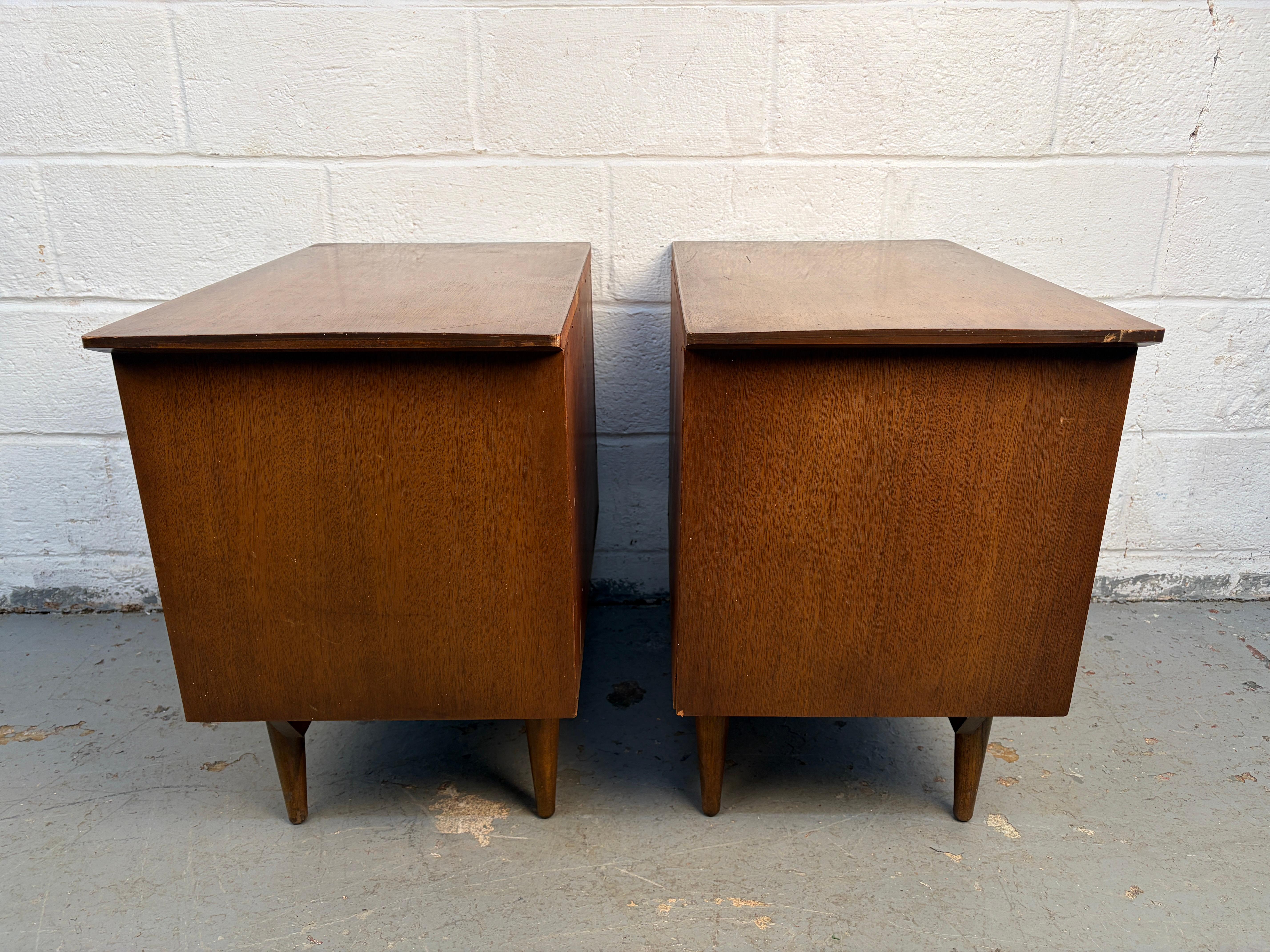 Paire de tables de nuit en noyer modernes du milieu du siècle dernier en vente 6