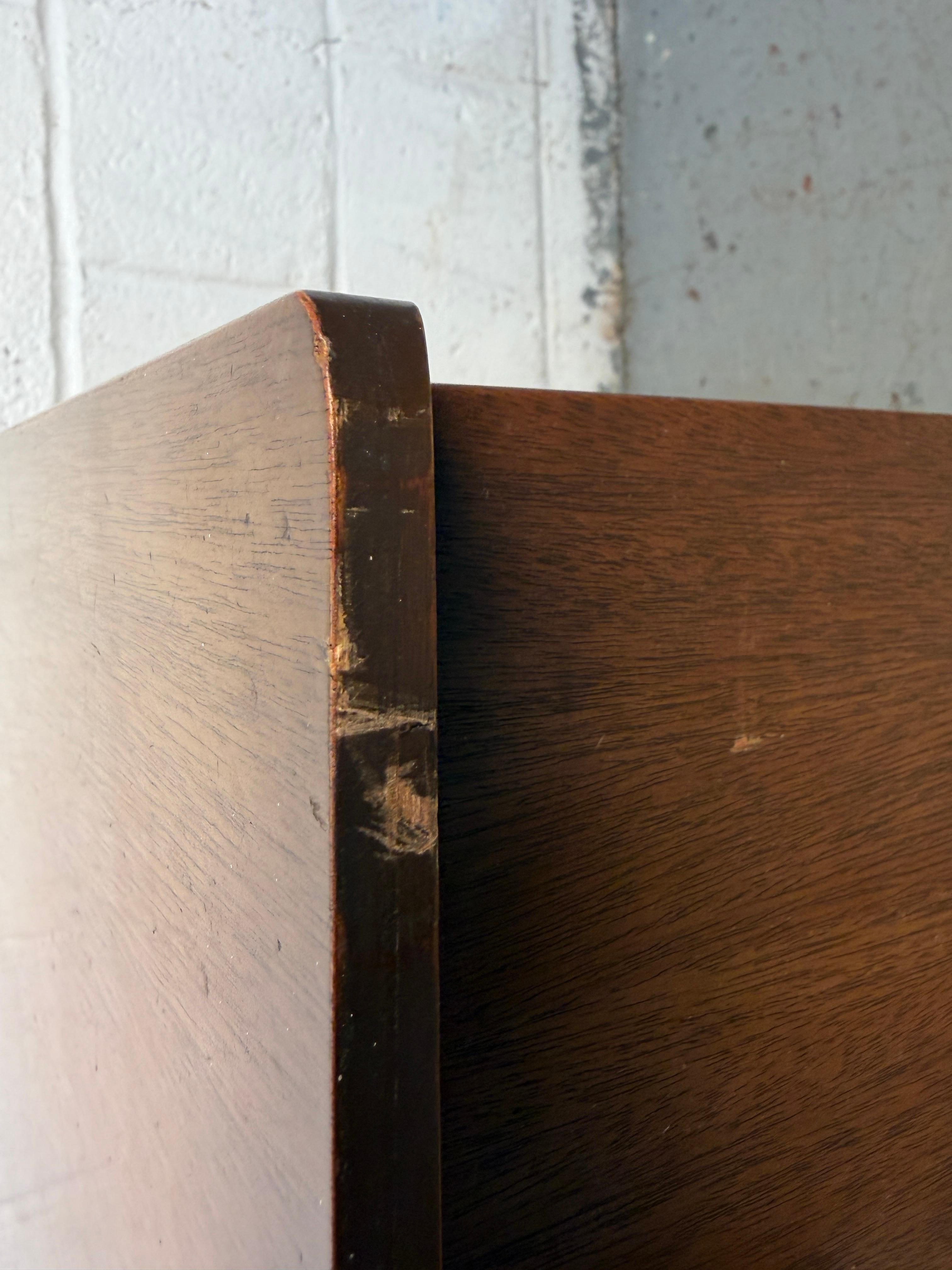 Paire de tables de nuit en noyer modernes du milieu du siècle dernier en vente 7