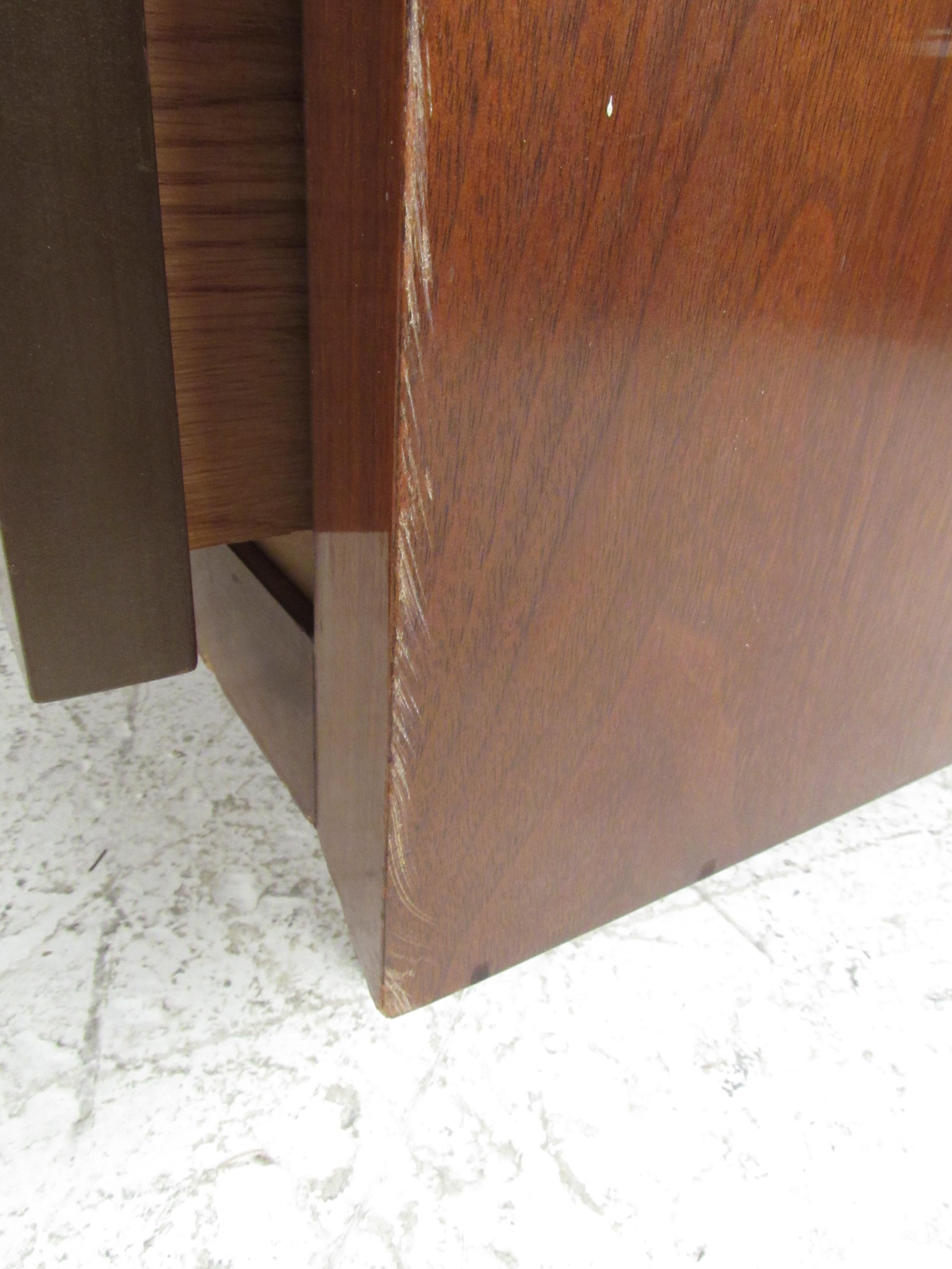 Pair of Mid-Century Modern Walnut Nightstands For Sale 7