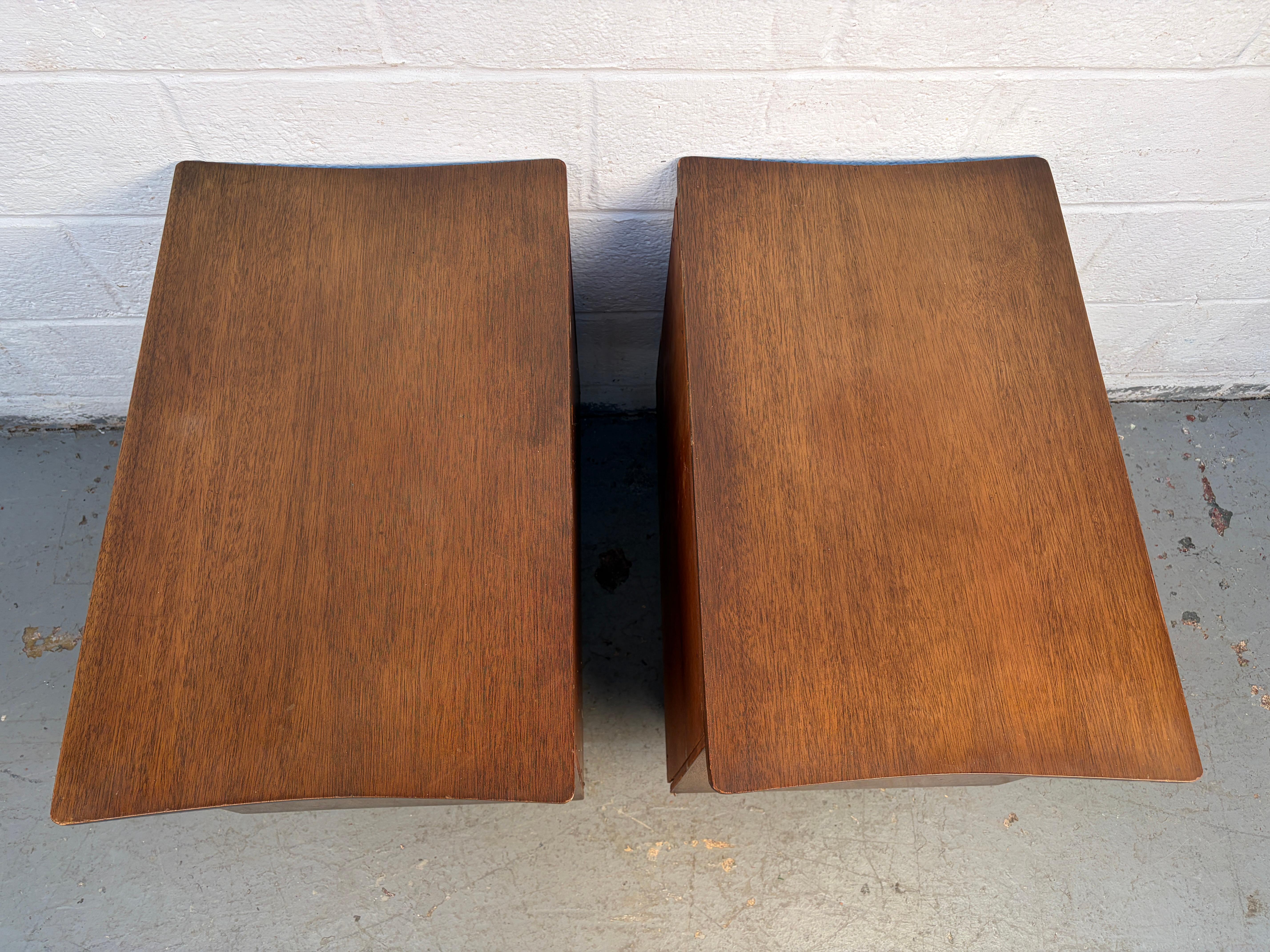 Paire de tables de nuit en noyer modernes du milieu du siècle dernier en vente 8