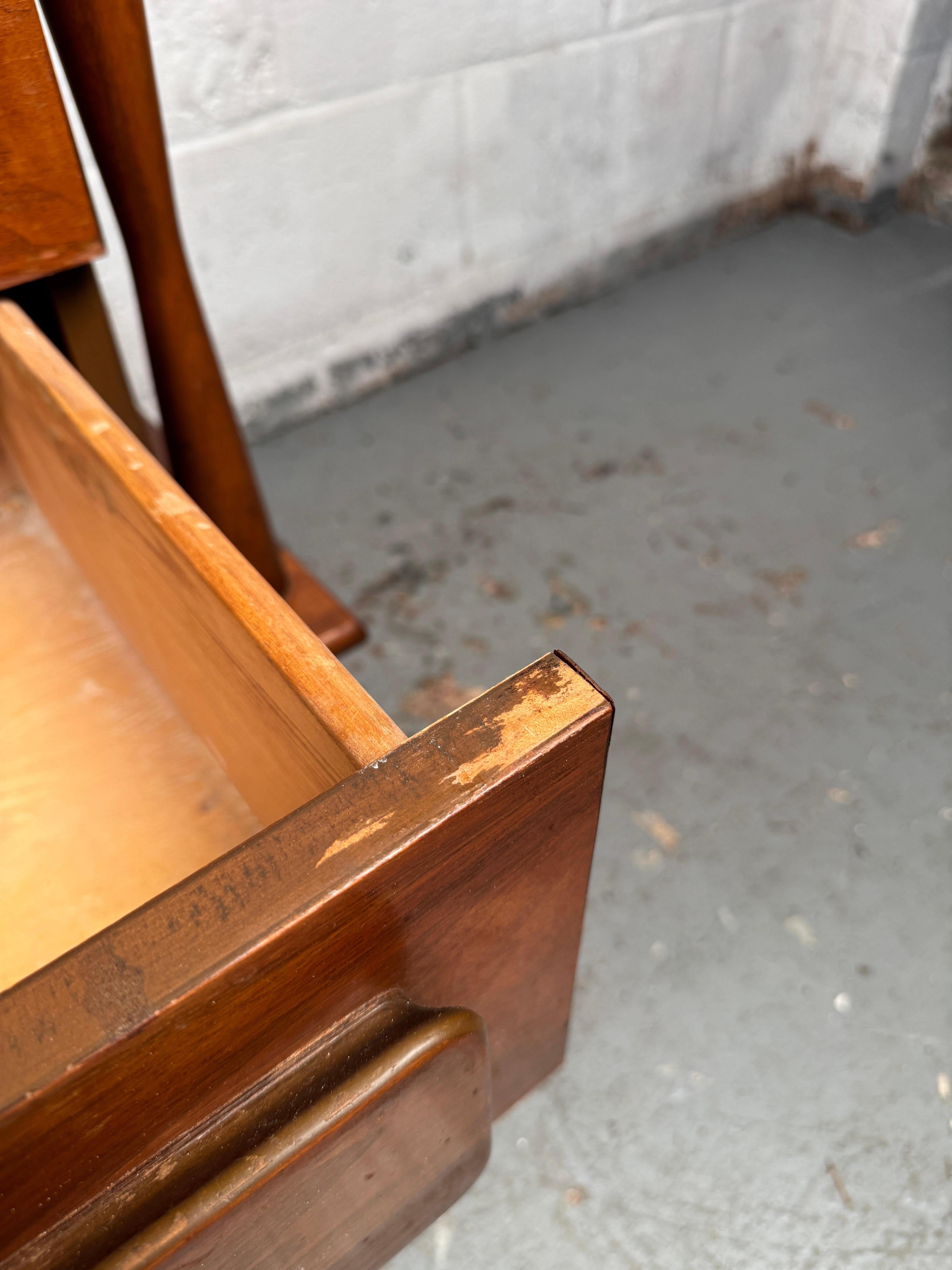 Coppia di comodini in legno di noce della metà del secolo scorso in vendita 8