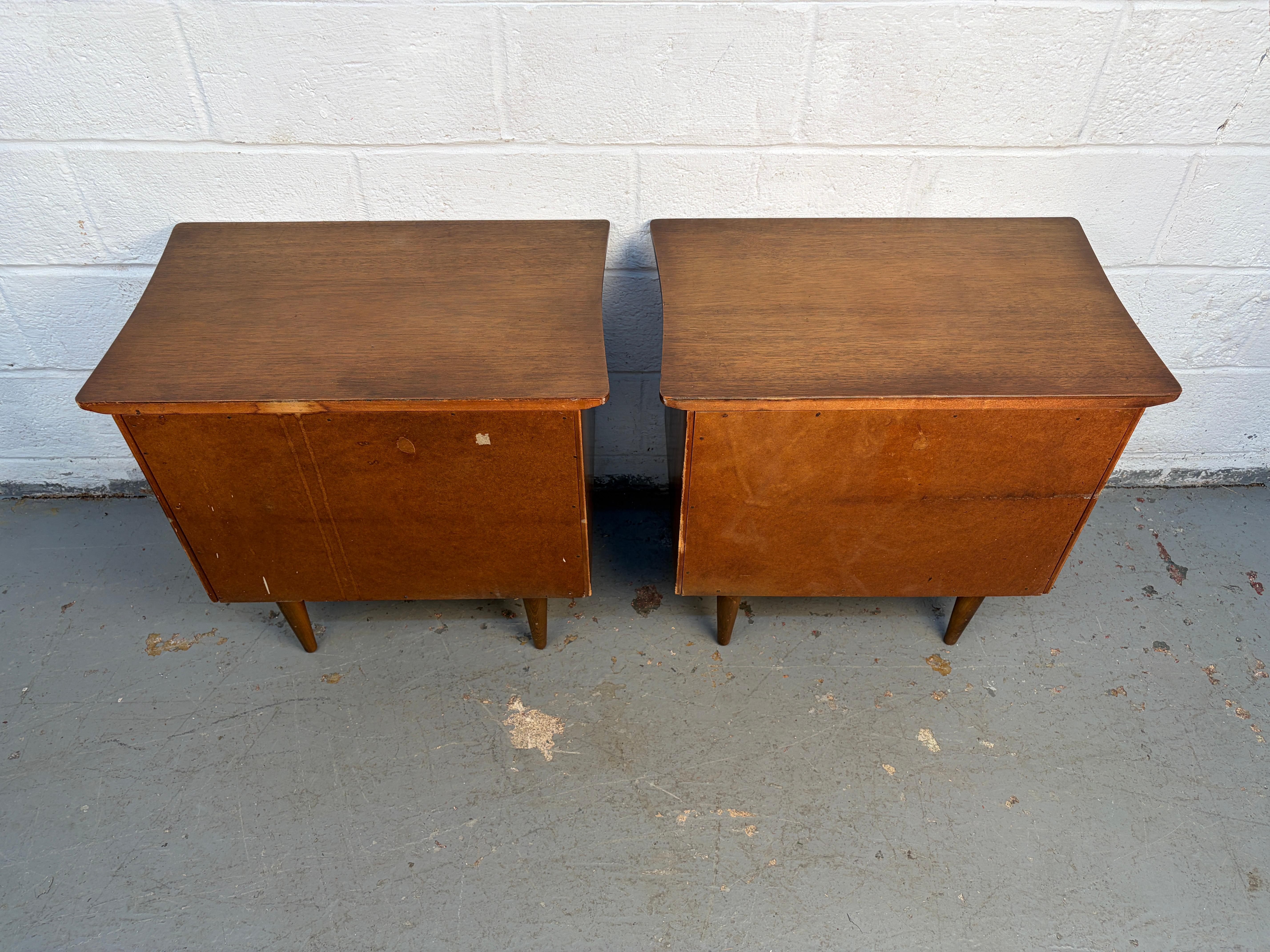 Paire de tables de nuit en noyer modernes du milieu du siècle dernier en vente 9