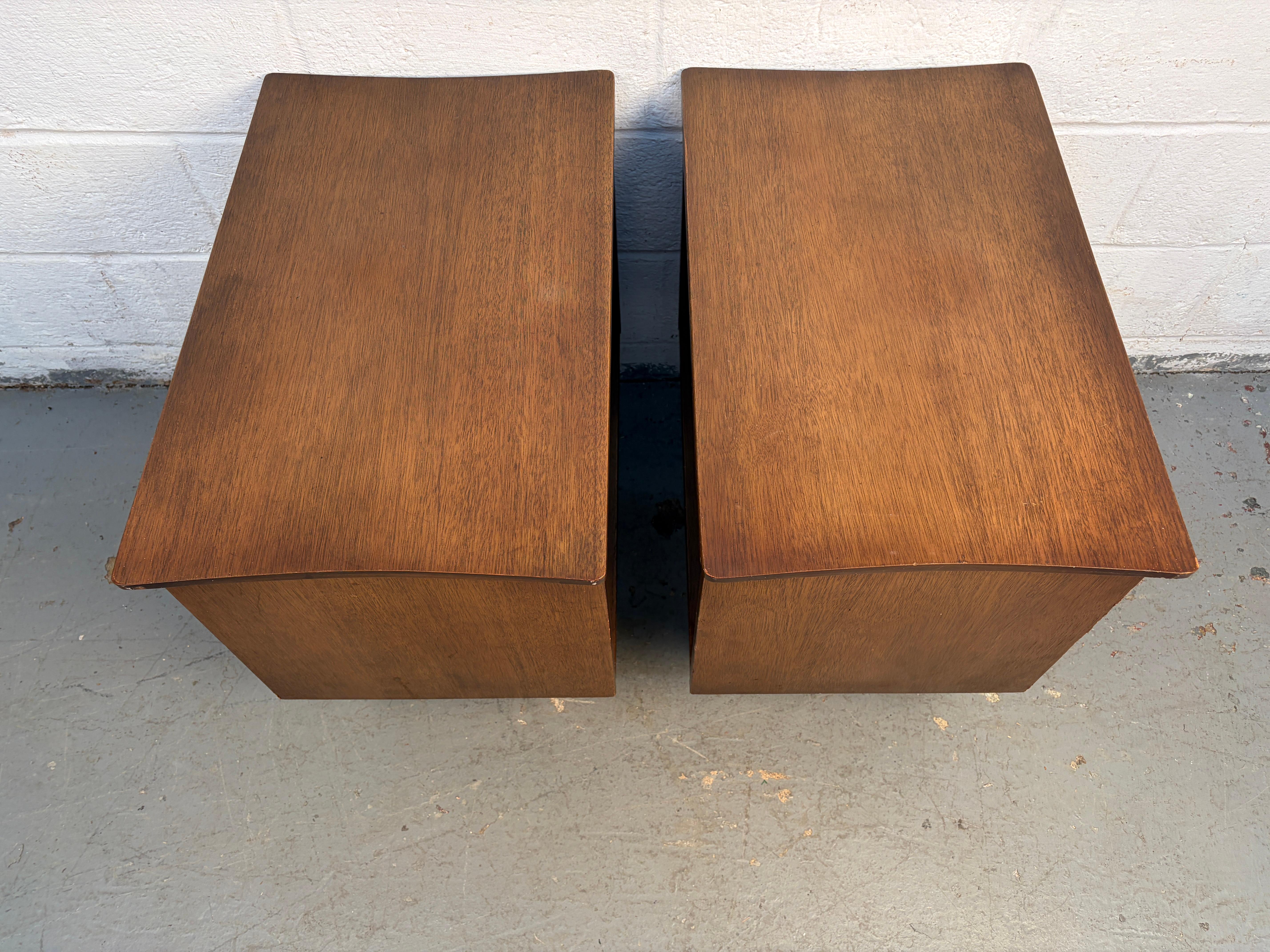 Paire de tables de nuit en noyer modernes du milieu du siècle dernier en vente 10