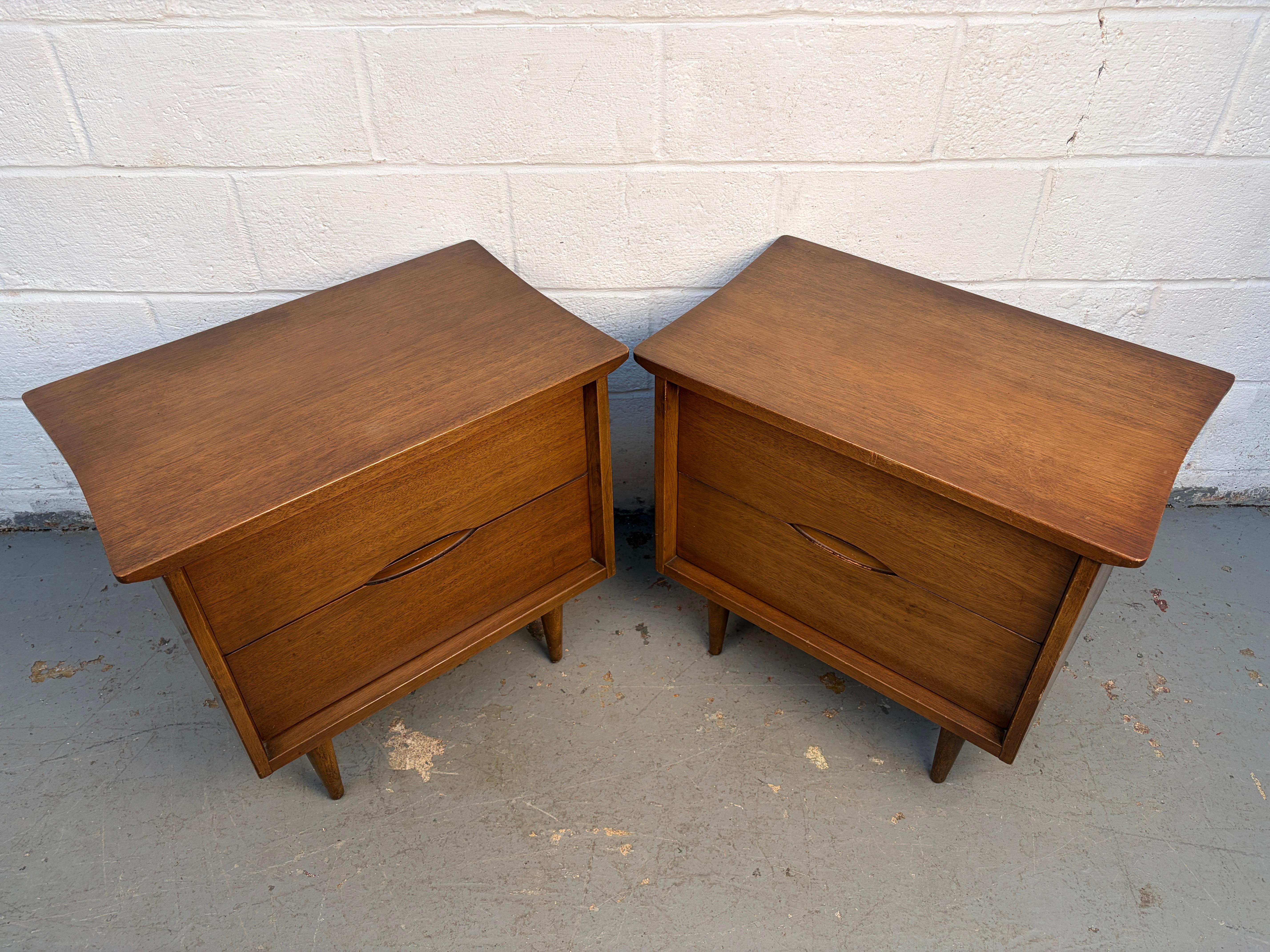 Une belle paire de tables de chevet en noyer moderne du milieu du siècle, avec des tiroirs à queue d'aronde magnifiquement travaillés. Avec des lignes épurées, un grain de bois chaud et une construction robuste, ces pièces offrent à la fois un style