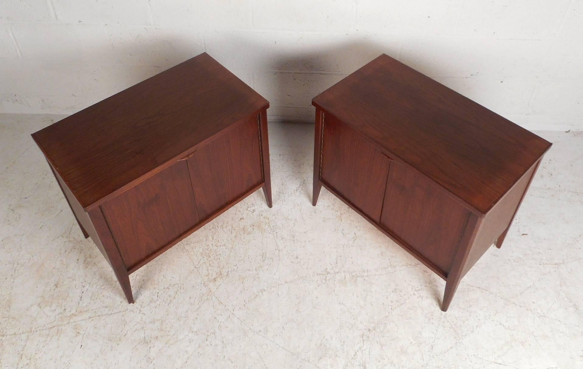 Pair of Mid-Century Modern Walnut Nightstands In Good Condition For Sale In Brooklyn, NY
