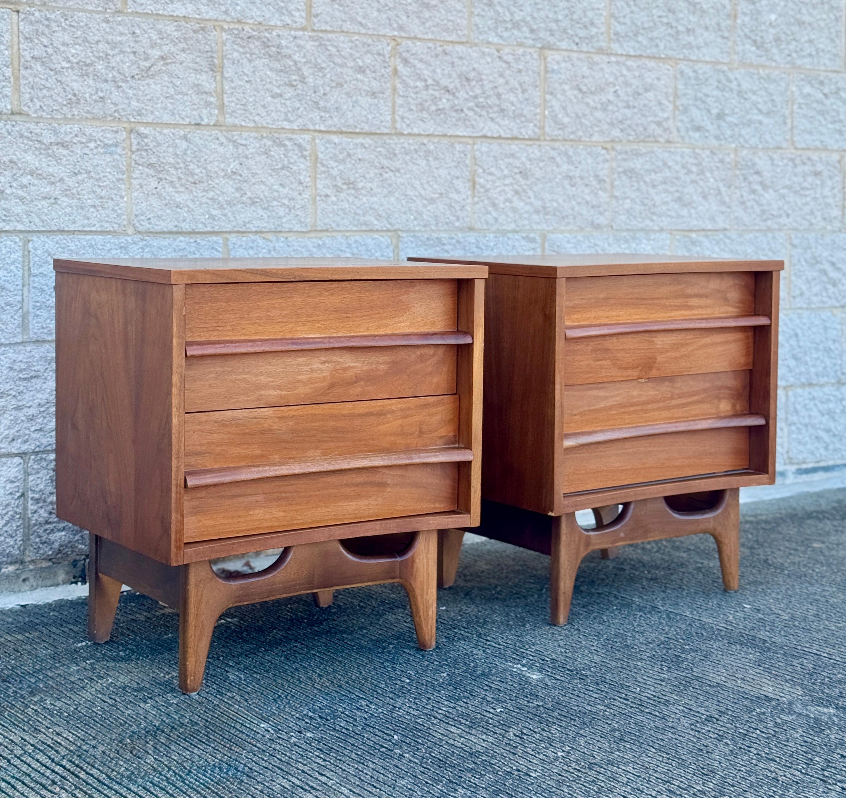 Mid-Century moderno Coppia di comodini in legno di noce della metà del secolo scorso in vendita