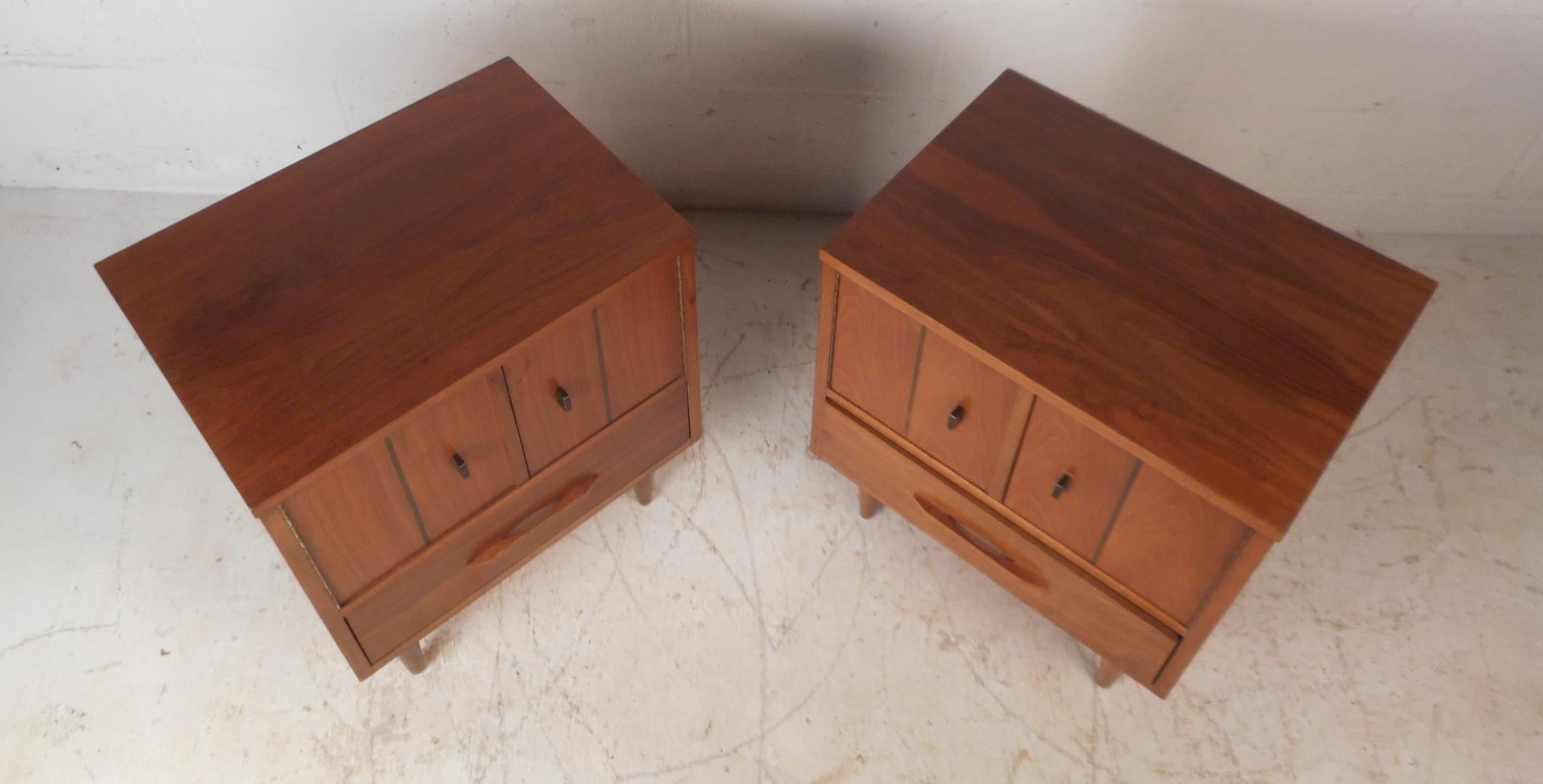 Pair of Mid-Century Modern Walnut Nightstands In Good Condition In Brooklyn, NY