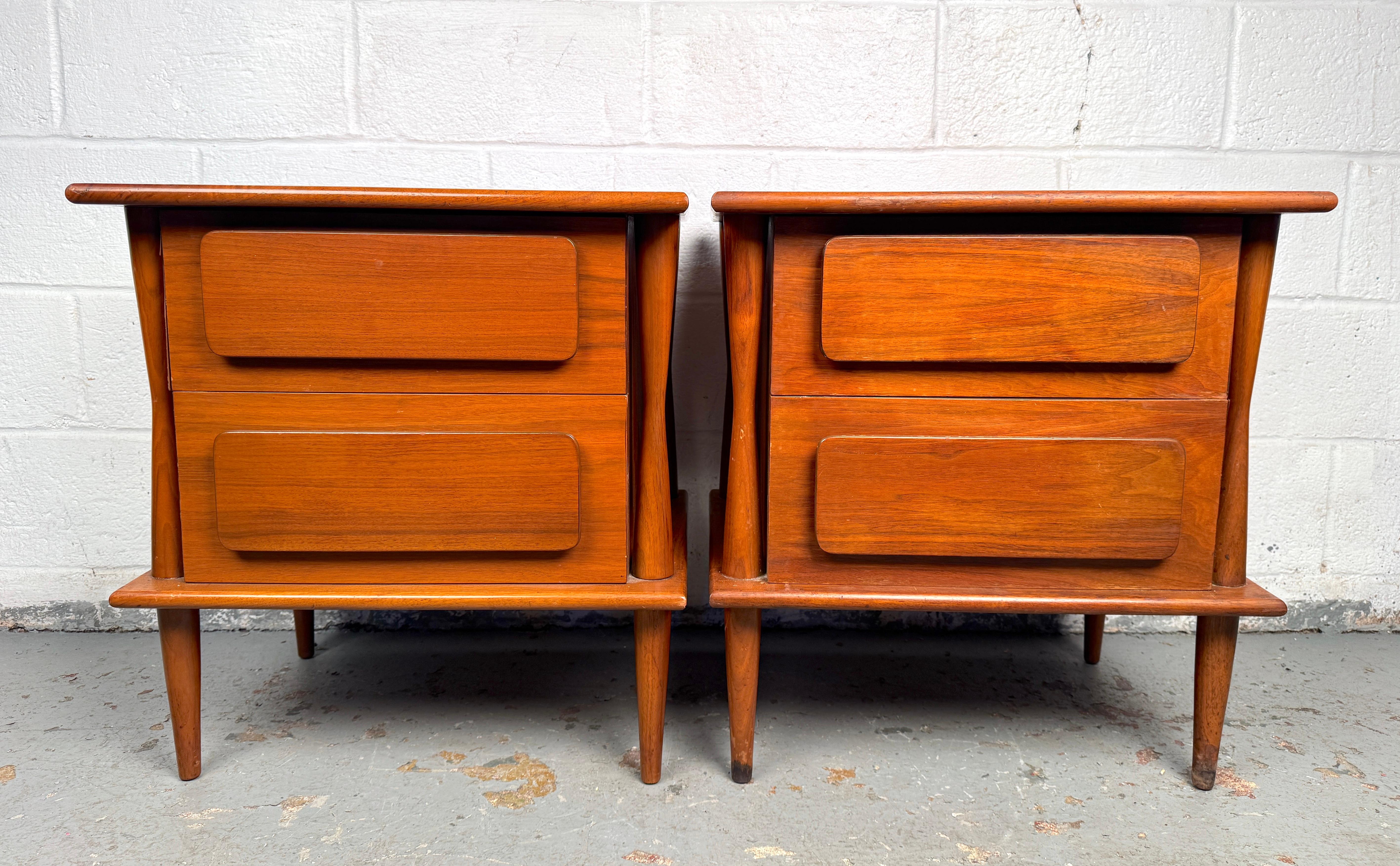 Mid-Century moderno Coppia di comodini in legno di noce della metà del secolo scorso in vendita